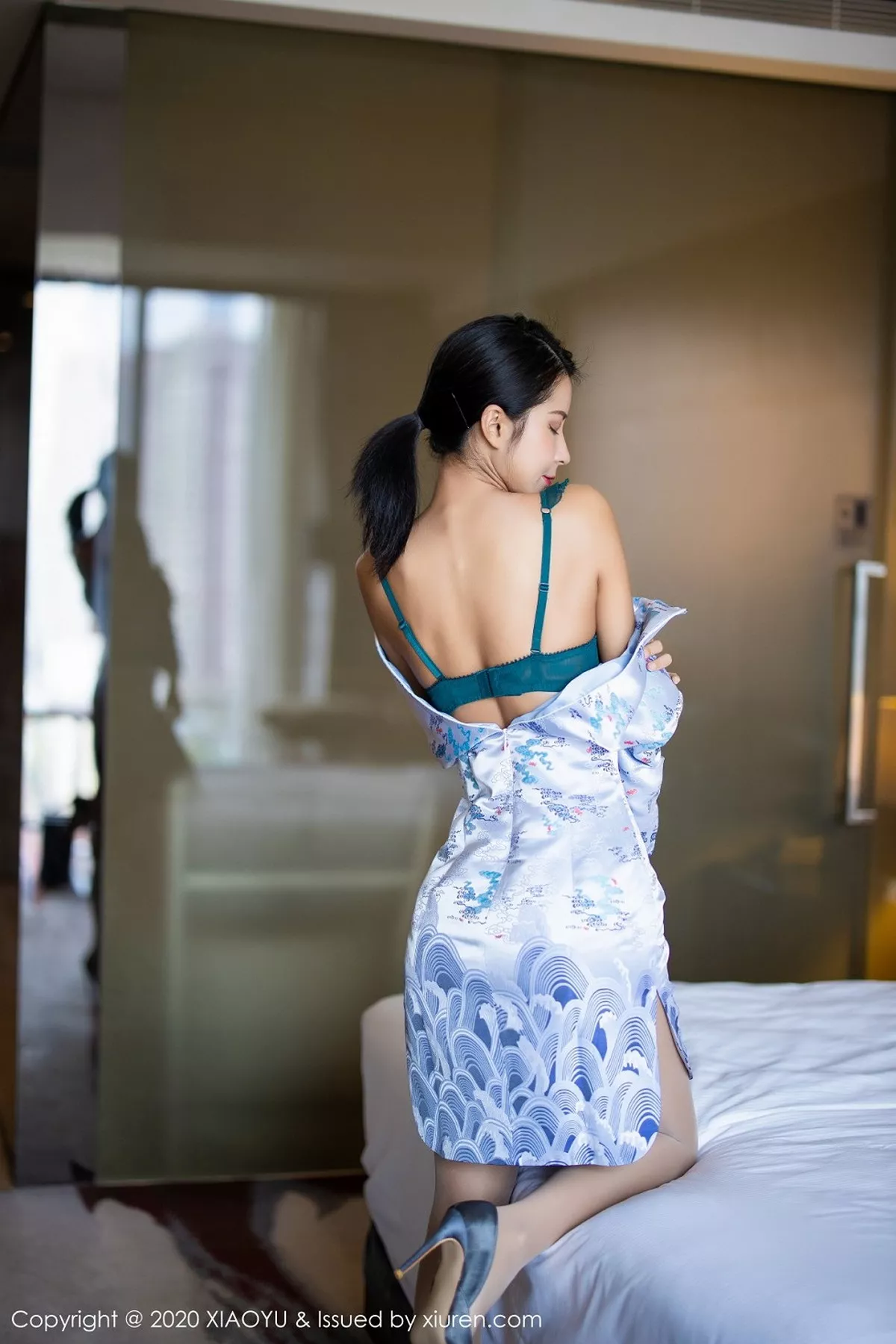 秀人集.com_[XiaoYu画语界]Vol.304_嫩模Carry青花瓷古韵旗袍半脱露性感内衣秀美腿迷人写真71P