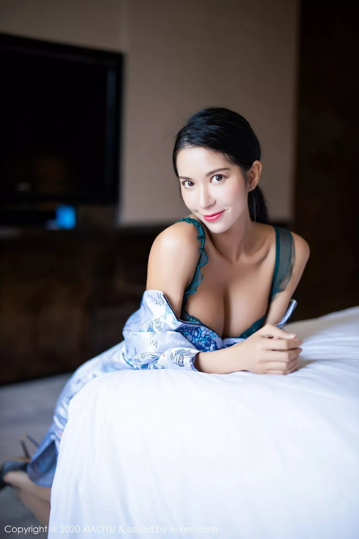 秀人集.com_[XiaoYu画语界]Vol.304_嫩模Carry青花瓷古韵旗袍半脱露性感内衣秀美腿迷人写真71P