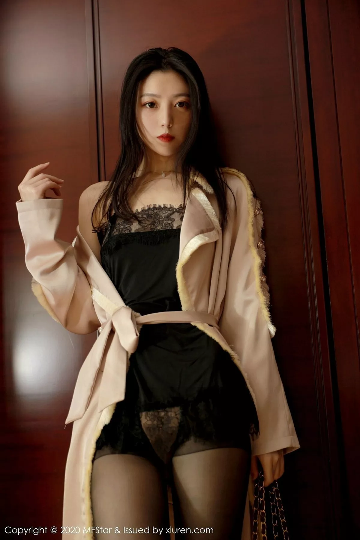 秀人集.com_[MFStar模范学院]Vol.325_嫩模言沫私房黑色缕空情趣内衣配开档黑丝极致魅惑写真61P