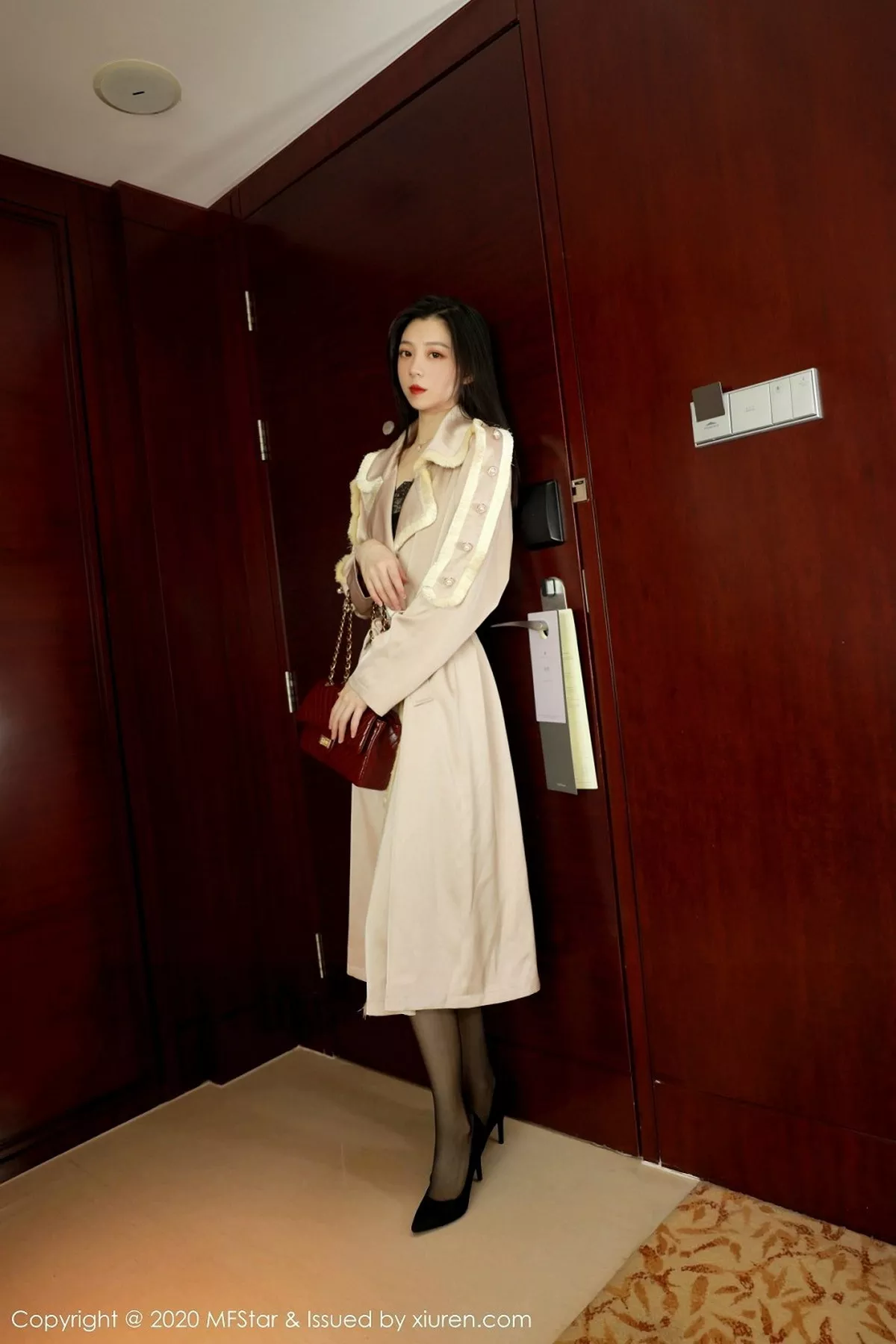 秀人集.com_[MFStar模范学院]Vol.325_嫩模言沫私房黑色缕空情趣内衣配开档黑丝极致魅惑写真61P