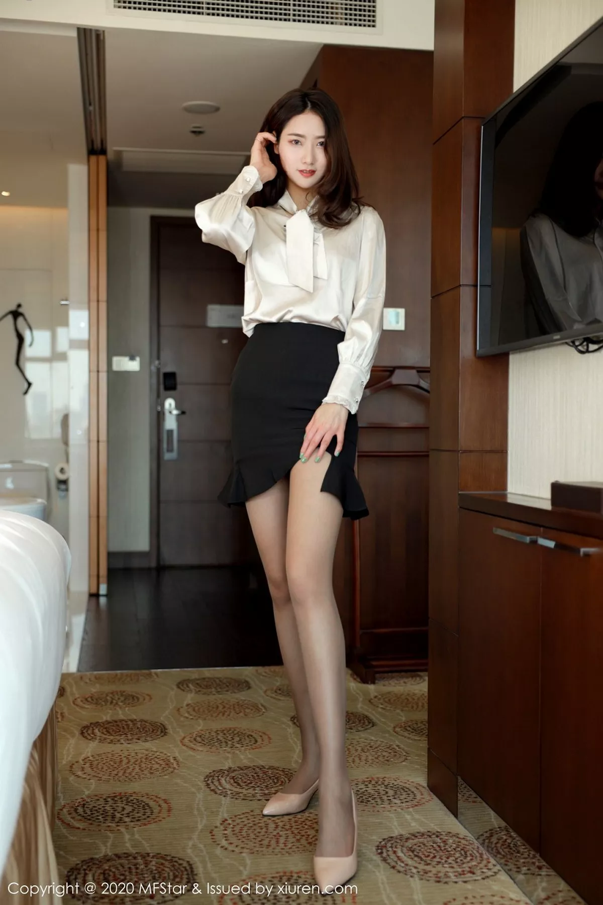 秀人集.com_[MFStar模范学院]Vol.328_嫩模方子萱典雅服饰半脱露性感内衣秀完美身材诱惑写真57P