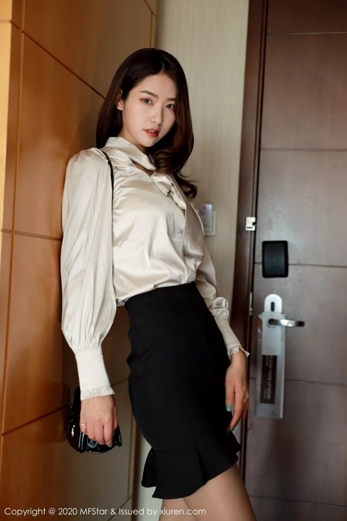 秀人集.com_[MFStar模范学院]Vol.328_嫩模方子萱典雅服饰半脱露性感内衣秀完美身材诱惑写真57P