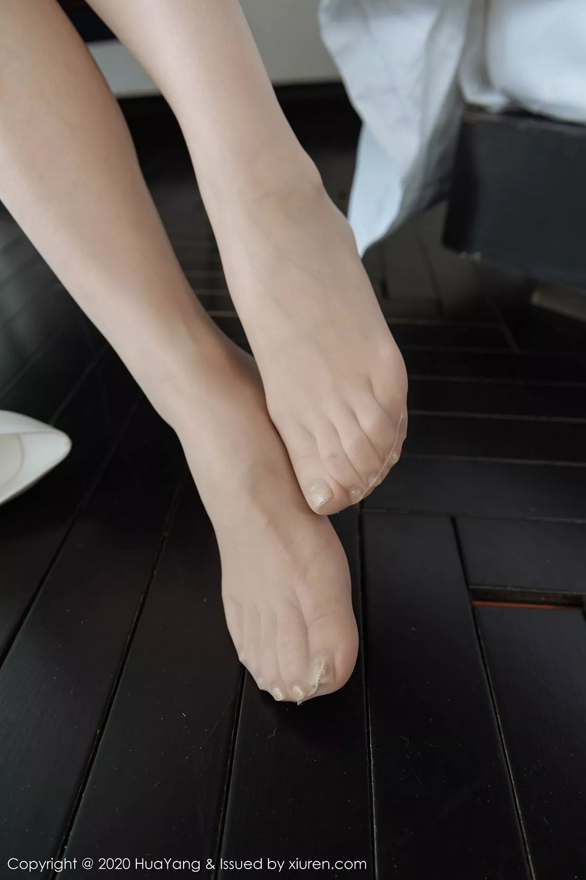 秀人集.com_[HuaYang花漾]Vol.246_女神周于希Sandy云南旅拍私房无内肉丝裤袜秀翘臀惹火诱惑写真70P