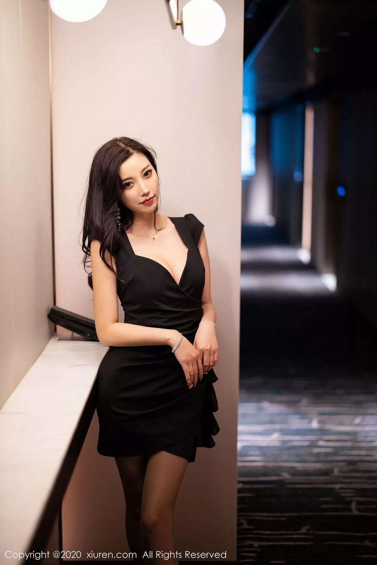 秀人集.com_[XiuRen秀人网]No.2241_女神杨晨晨sugar私房典雅吊裙半脱露超薄黑丝裤袜撩人诱惑写真70P