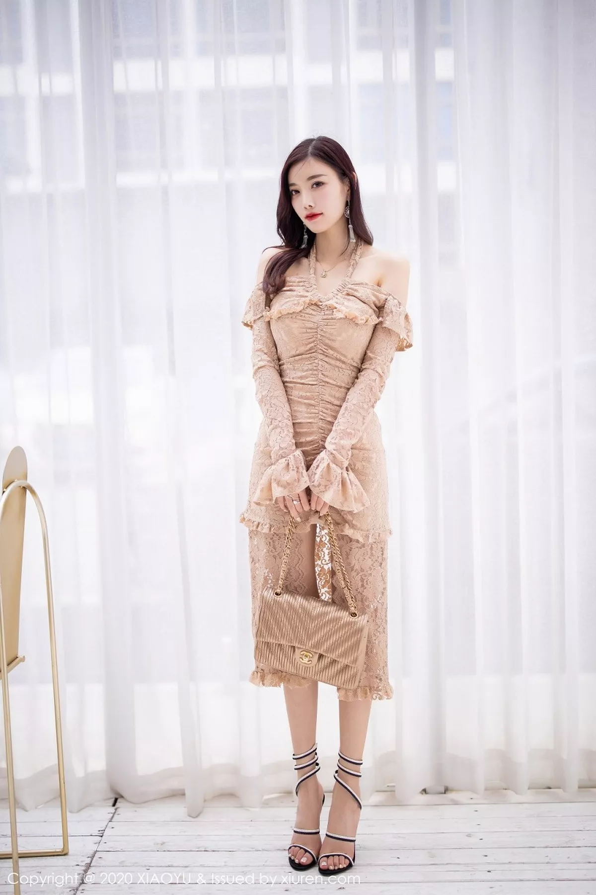 秀人集.com_[XiaoYu画语界]Vol.317_女神杨晨晨sugar时尚街拍主题连身裙秀完美身材性感写真85P