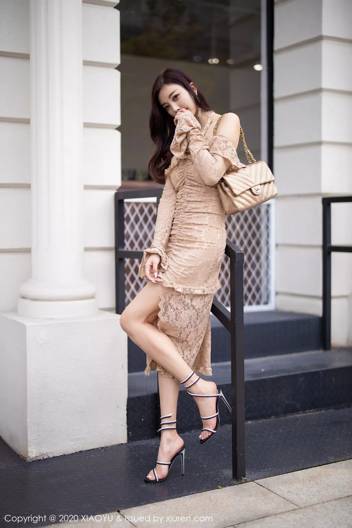 秀人集.com_[XiaoYu画语界]Vol.317_女神杨晨晨sugar时尚街拍主题连身裙秀完美身材性感写真85P