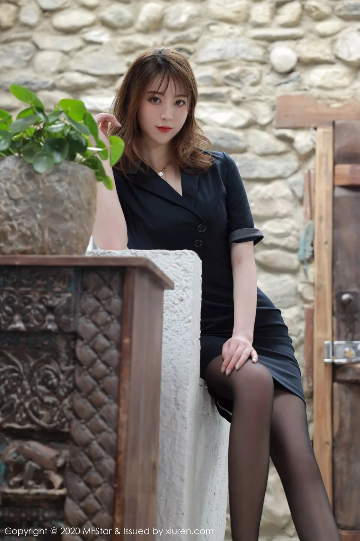 秀人集.com_[MFStar模范学院]Vol.337_嫩模yoo优优大理旅拍浴室典雅黑色制服极致妩媚诱惑写真55P