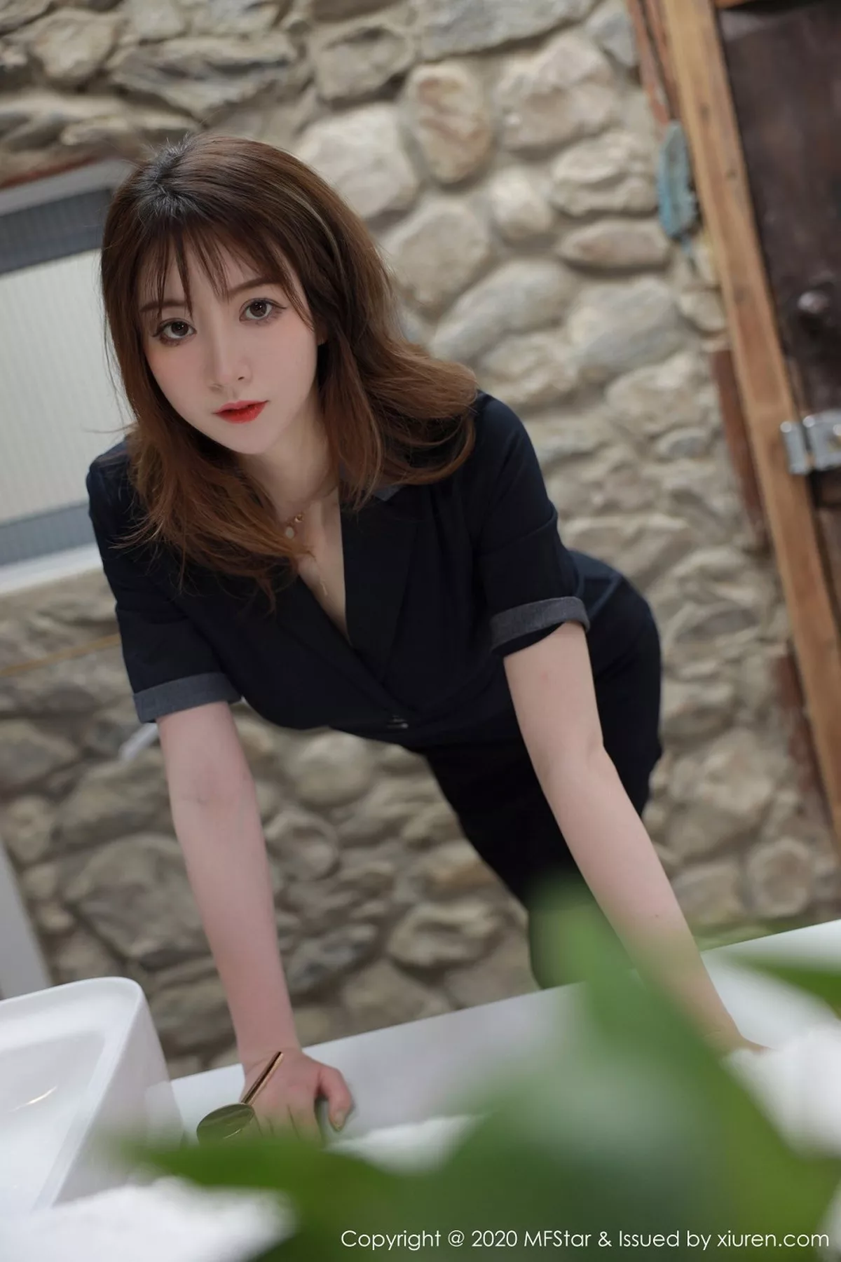 秀人集.com_[MFStar模范学院]Vol.337_嫩模yoo优优大理旅拍浴室典雅黑色制服极致妩媚诱惑写真55P