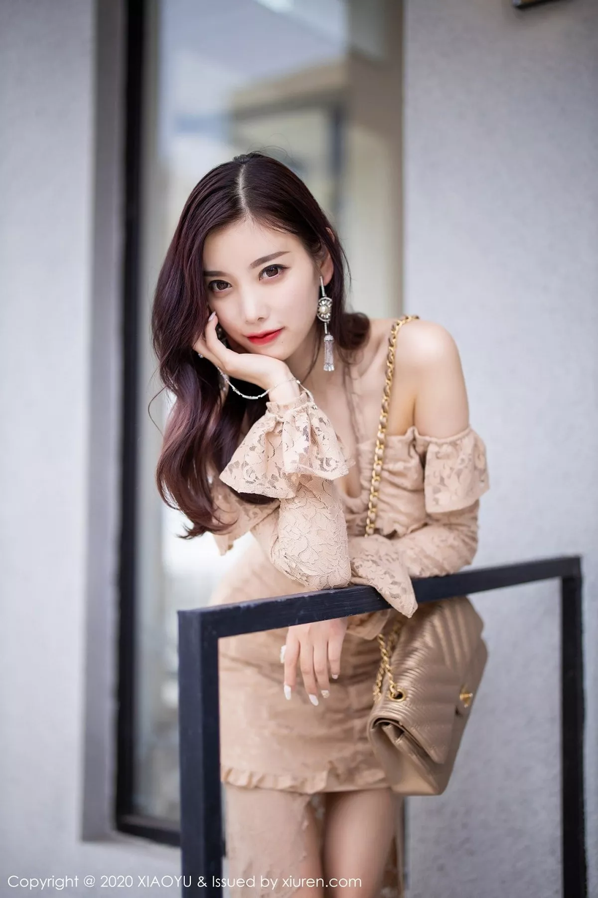 秀人集.com_[XiaoYu画语界]Vol.317_女神杨晨晨sugar时尚街拍主题连身裙秀完美身材性感写真85P