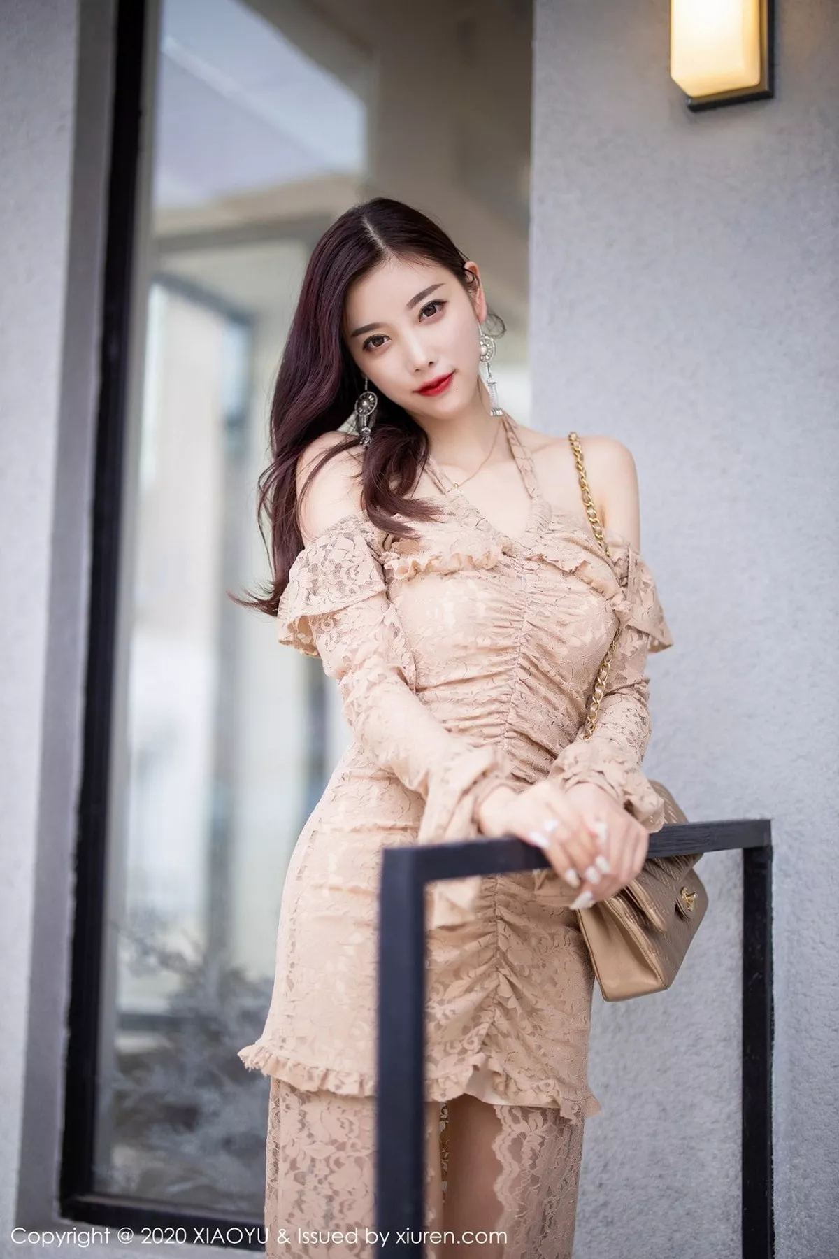 秀人集.com_[XiaoYu画语界]Vol.317_女神杨晨晨sugar时尚街拍主题连身裙秀完美身材性感写真85P