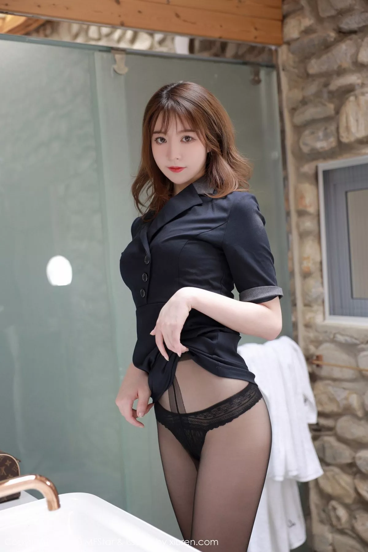 秀人集.com_[MFStar模范学院]Vol.337_嫩模yoo优优大理旅拍浴室典雅黑色制服极致妩媚诱惑写真55P