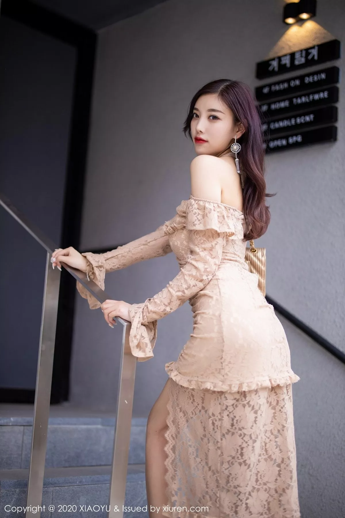 秀人集.com_[XiaoYu画语界]Vol.317_女神杨晨晨sugar时尚街拍主题连身裙秀完美身材性感写真85P