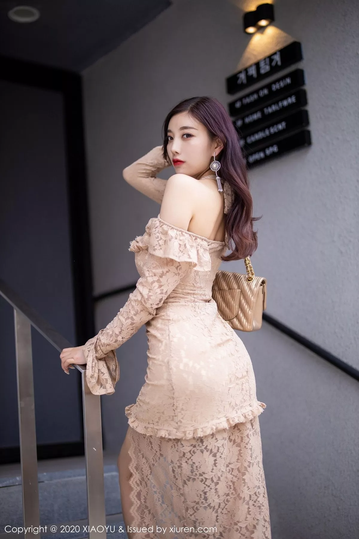 秀人集.com_[XiaoYu画语界]Vol.317_女神杨晨晨sugar时尚街拍主题连身裙秀完美身材性感写真85P