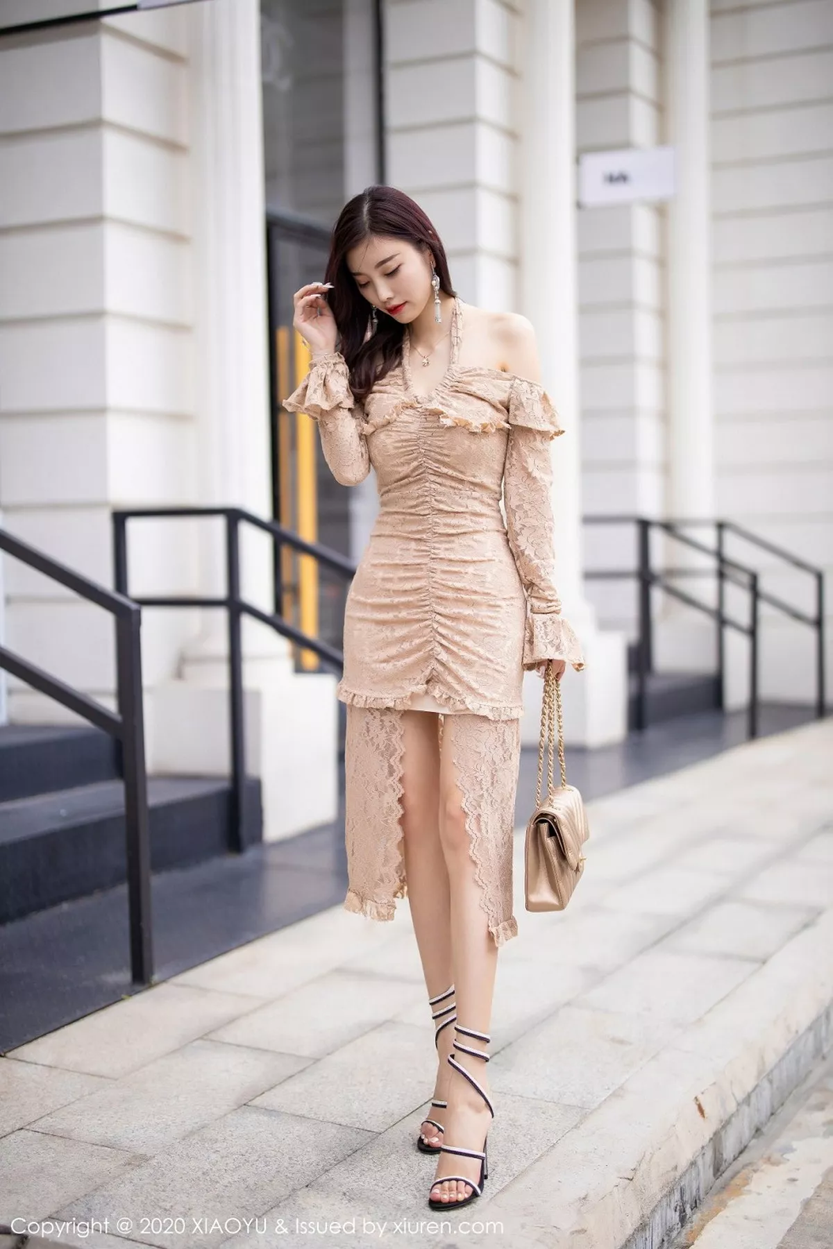 秀人集.com_[XiaoYu画语界]Vol.317_女神杨晨晨sugar时尚街拍主题连身裙秀完美身材性感写真85P