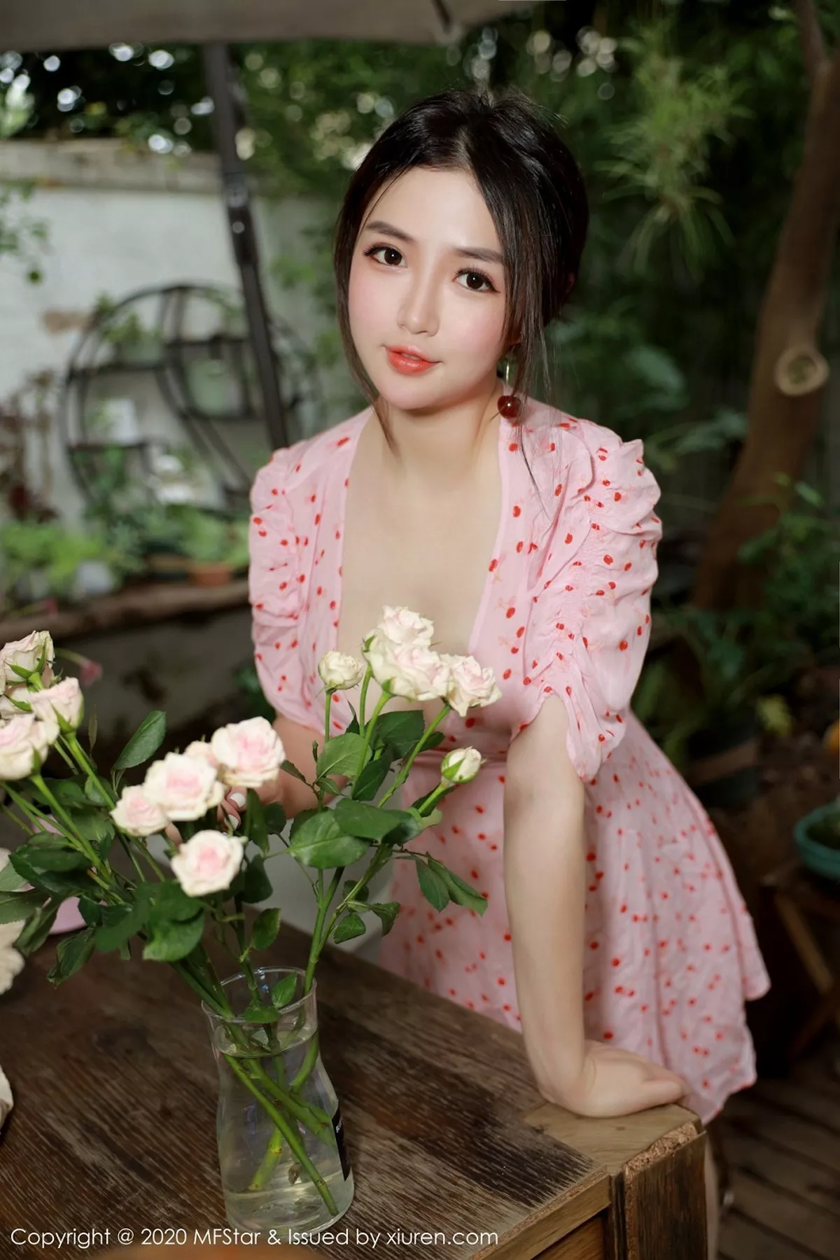 秀人集.com_[MFStar模范学院]Vol.338_嫩模蛋糕Cake大理旅拍小碎花裙半脱露性感内衣诱惑写真45P