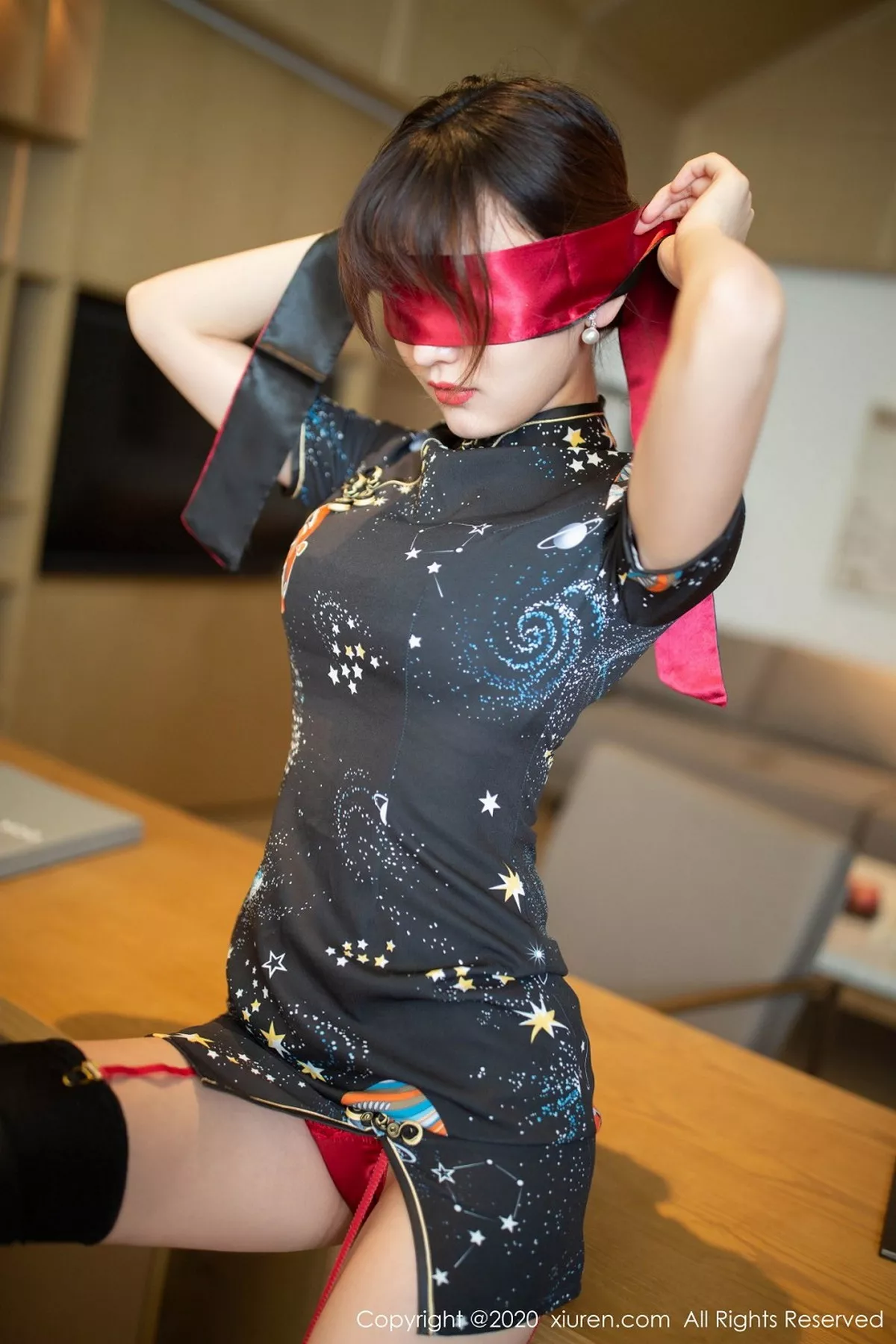 秀人集.com_[XiuRen秀人网]No.2289_女神陆萱萱乌镇+太湖旅拍私房古韵旗袍配吊带黑丝撩人诱惑写真80P