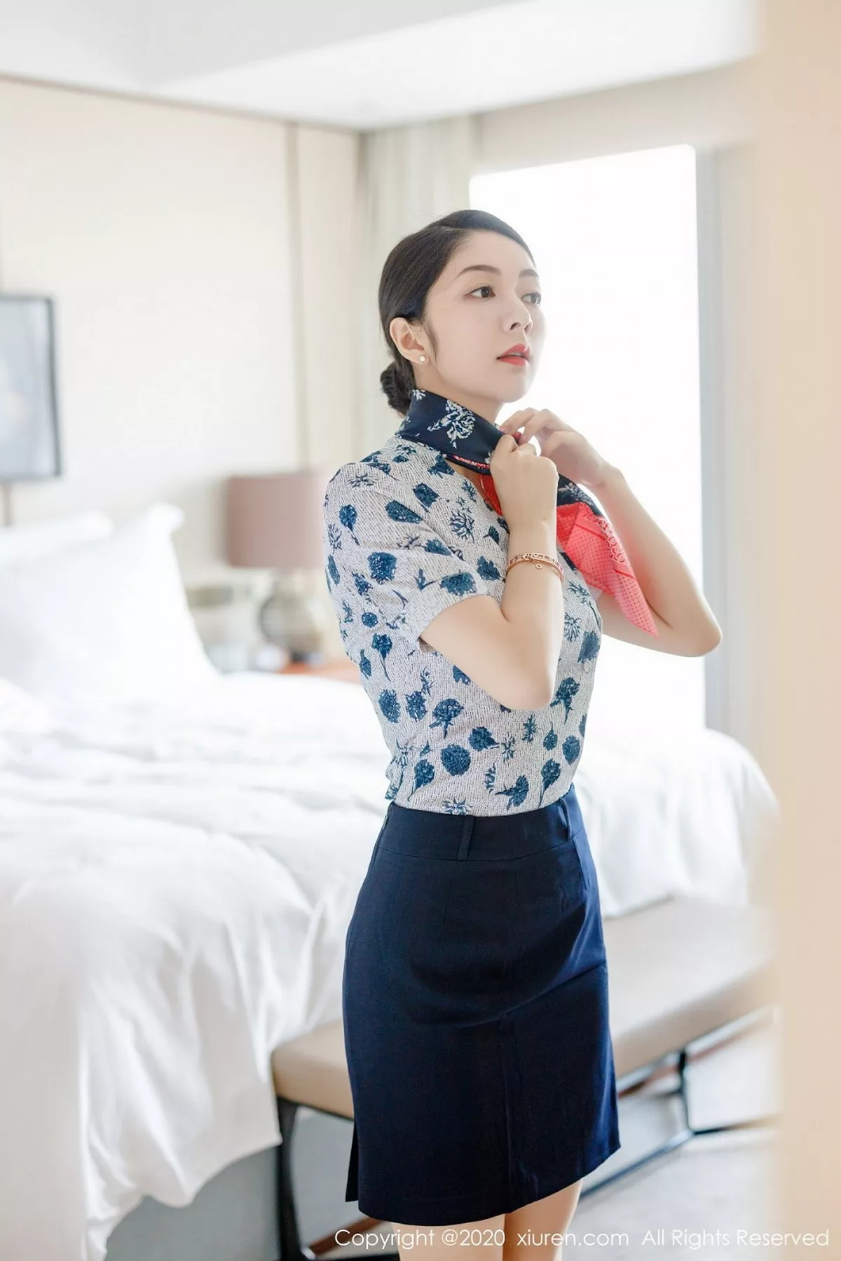 秀人集.com_[XiuRen秀人网]No.2305_女神Angela小热巴空乘制服主题剧情镜头下半脱秀完美身材写真100P