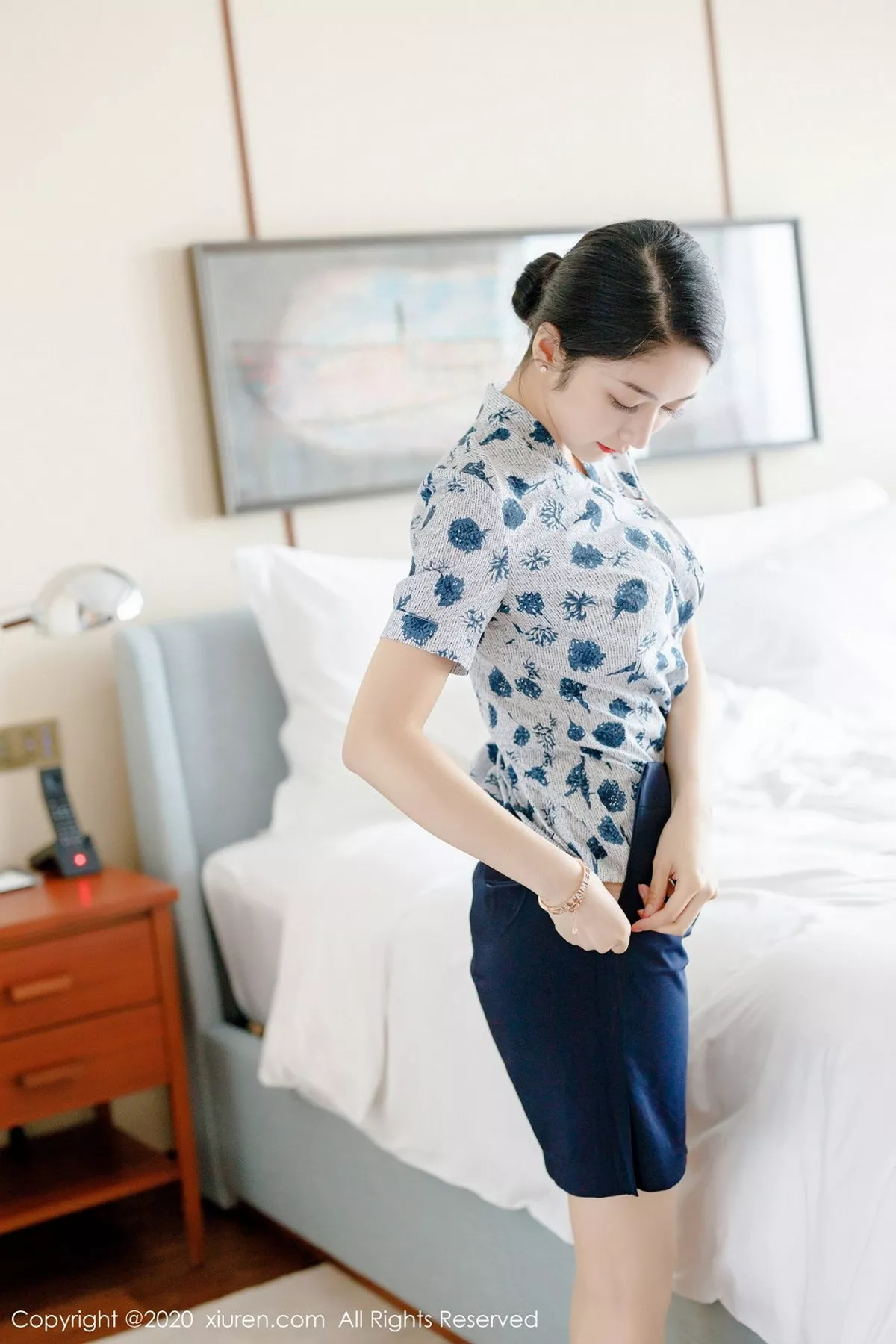 秀人集.com_[XiuRen秀人网]No.2305_女神Angela小热巴空乘制服主题剧情镜头下半脱秀完美身材写真100P