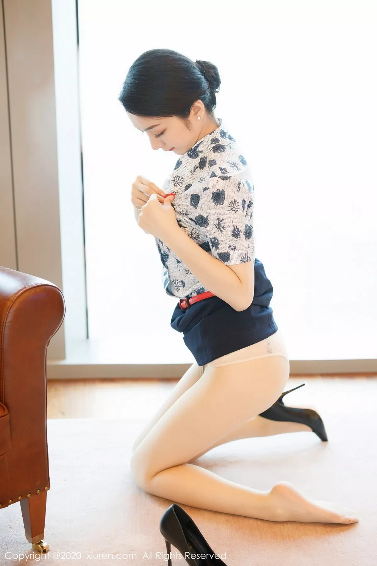 秀人集.com_[XiuRen秀人网]No.2305_女神Angela小热巴空乘制服主题剧情镜头下半脱秀完美身材写真100P