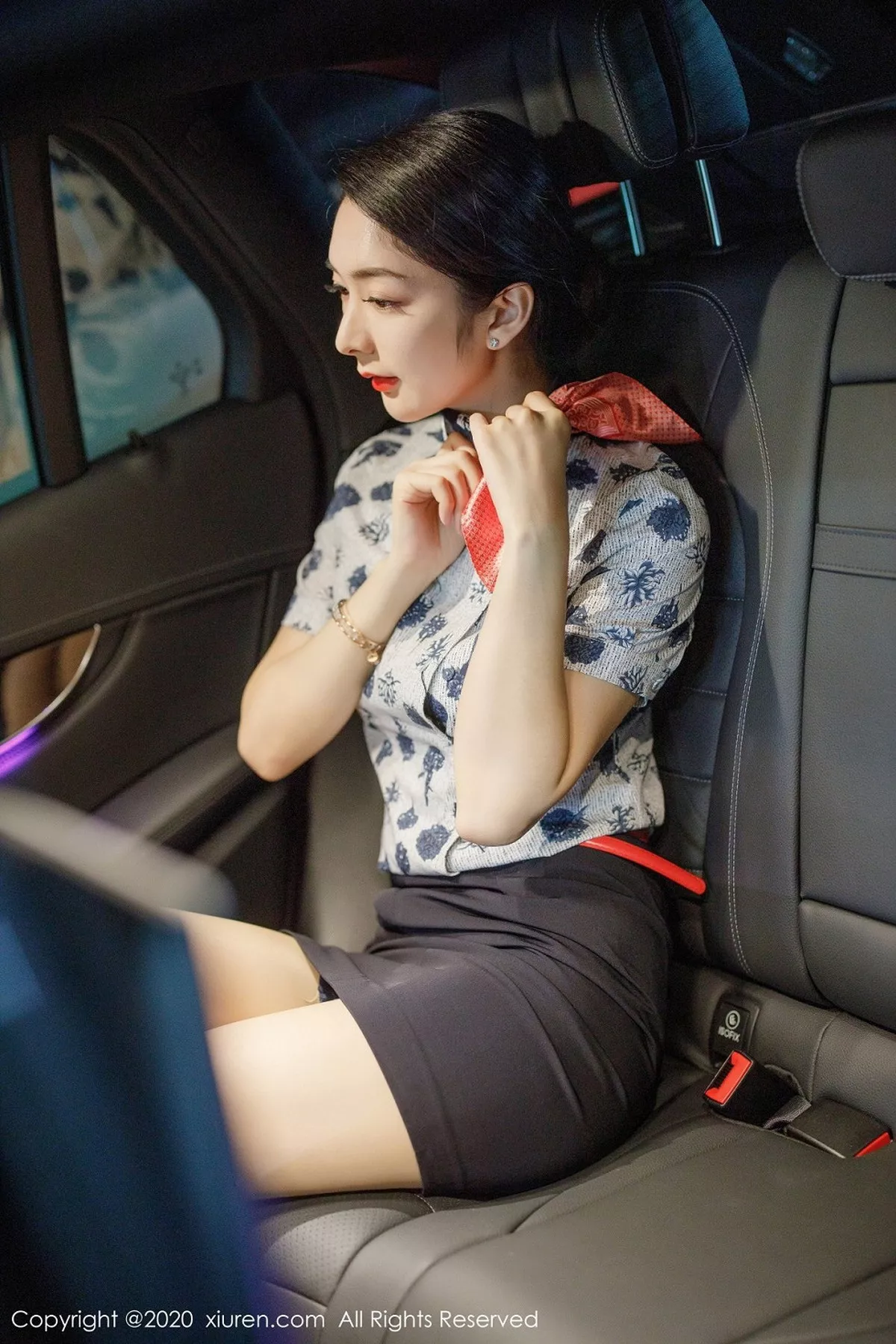 秀人集.com_[XiuRen秀人网]No.2305_女神Angela小热巴空乘制服主题剧情镜头下半脱秀完美身材写真100P