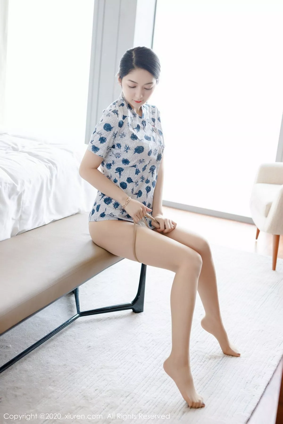 秀人集.com_[XiuRen秀人网]No.2305_女神Angela小热巴空乘制服主题剧情镜头下半脱秀完美身材写真100P