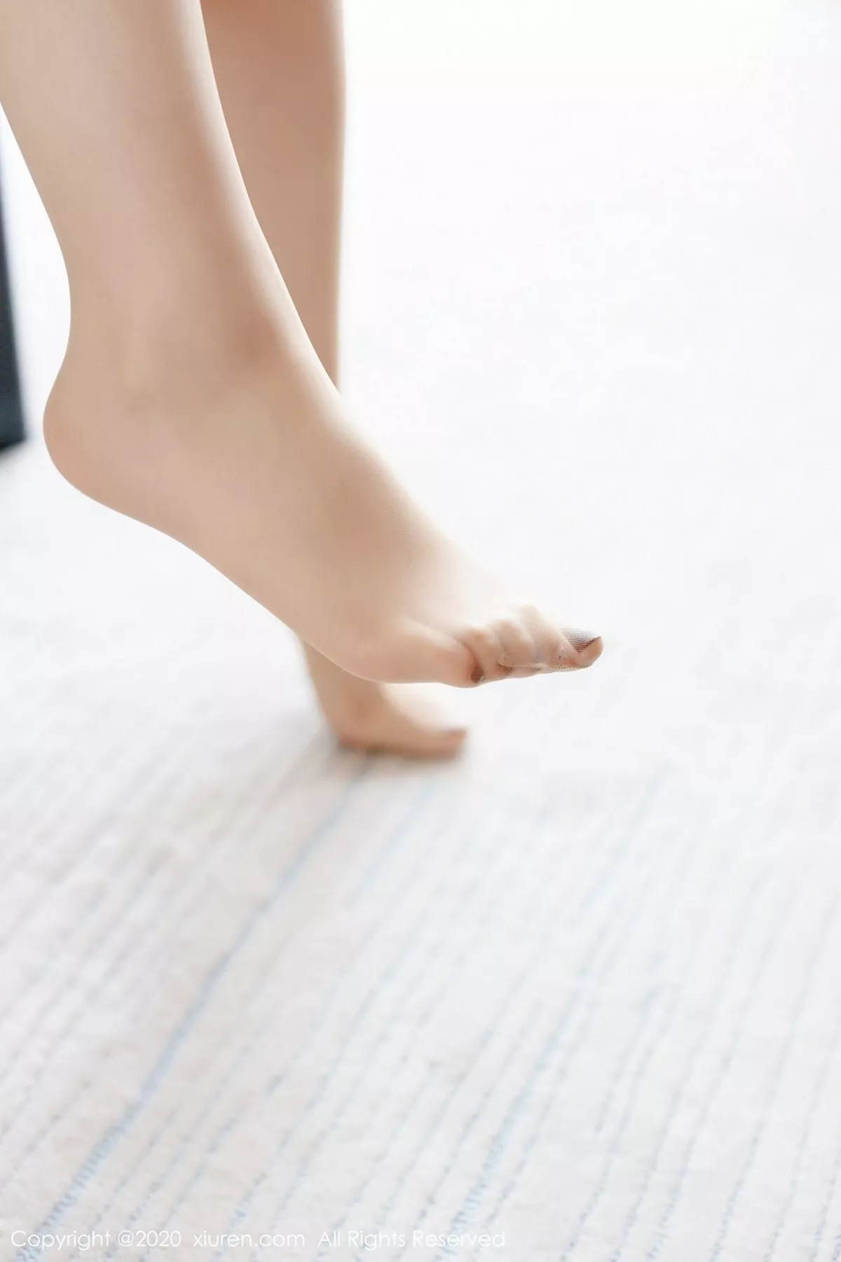 秀人集.com_[XiuRen秀人网]No.2305_女神Angela小热巴空乘制服主题剧情镜头下半脱秀完美身材写真100P