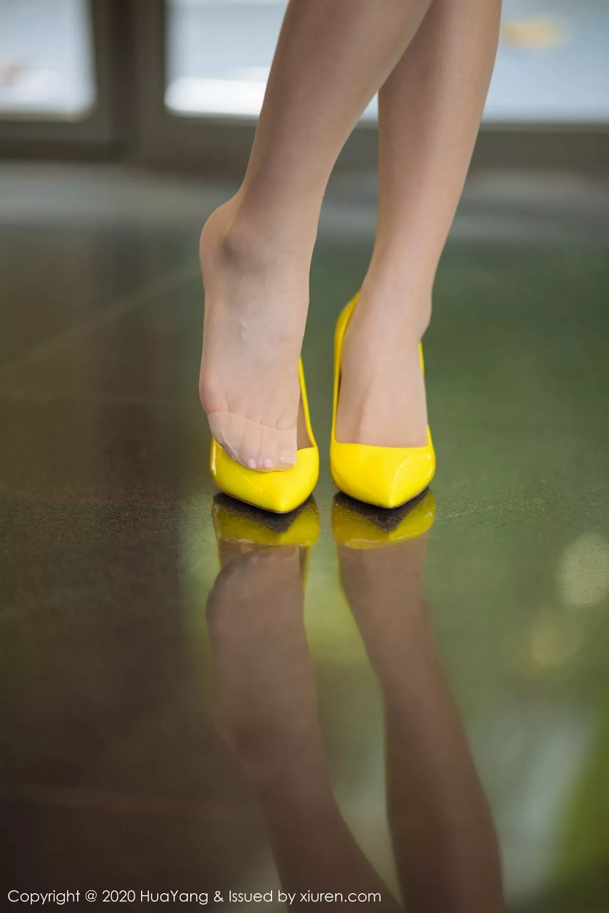 秀人集.com_[HuaYang花漾]Vol.253_女神周于希Sandy三亚旅拍黄色镂空短裙秀火辣身材诱惑写真61P