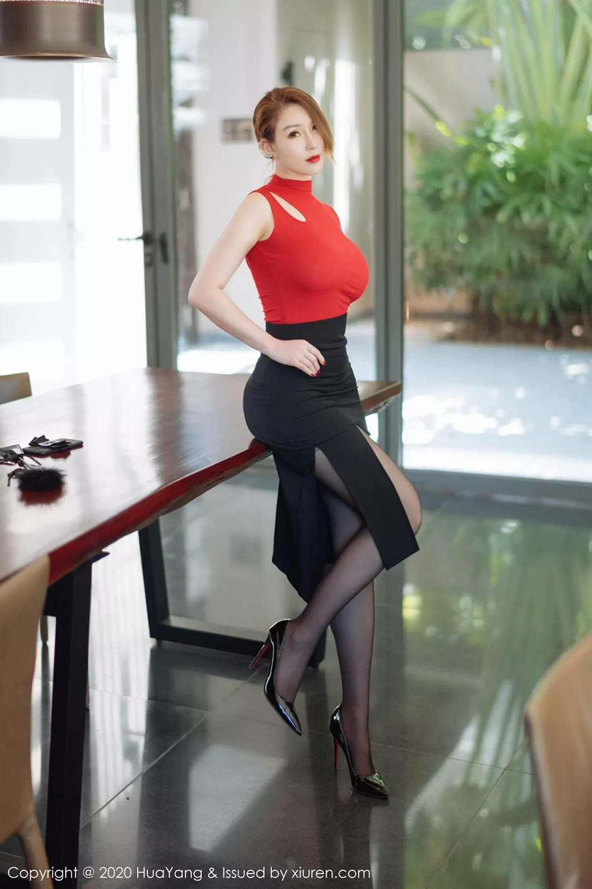 秀人集.com_[HuaYang花漾]Vol.254_女神Egg-尤妮丝三亚旅拍黑短裙配黑丝袜秀完美身材诱惑写真53P