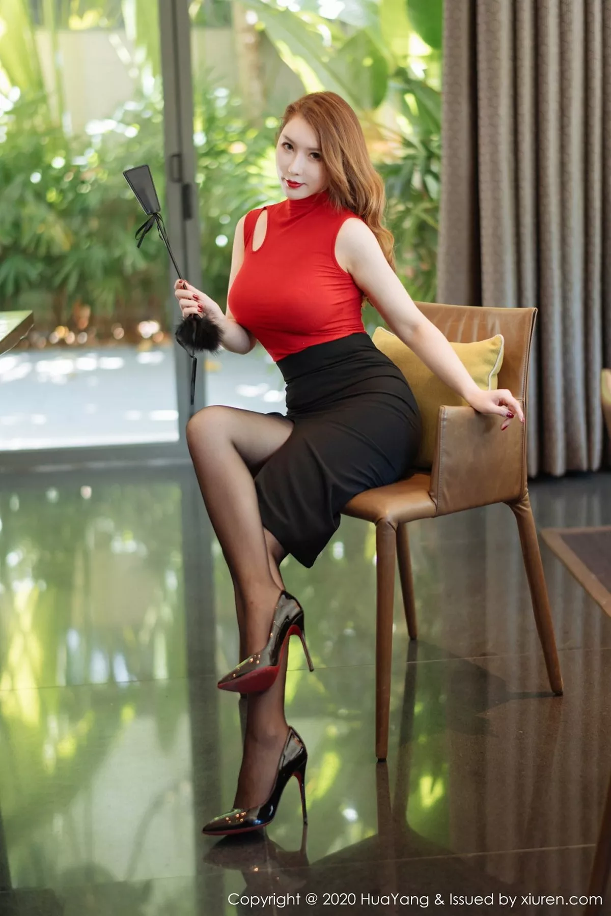 秀人集.com_[HuaYang花漾]Vol.254_女神Egg-尤妮丝三亚旅拍黑短裙配黑丝袜秀完美身材诱惑写真53P