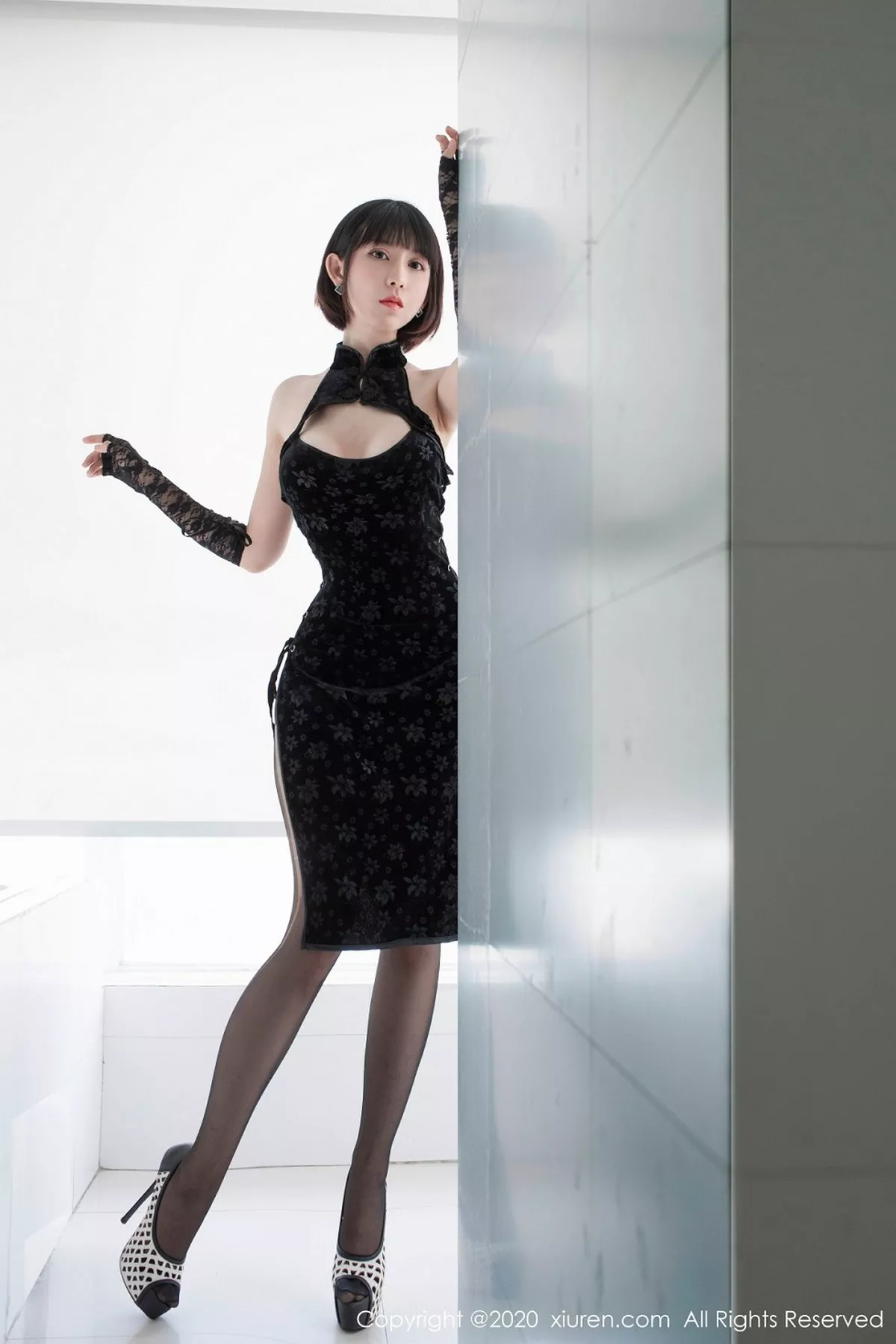 秀人集.com_[XiuRen秀人网]No.2318_大美妞安妮斯朵拉Ann黑丝裤袜+粉色低胸裙秀完美身材诱惑写真64P