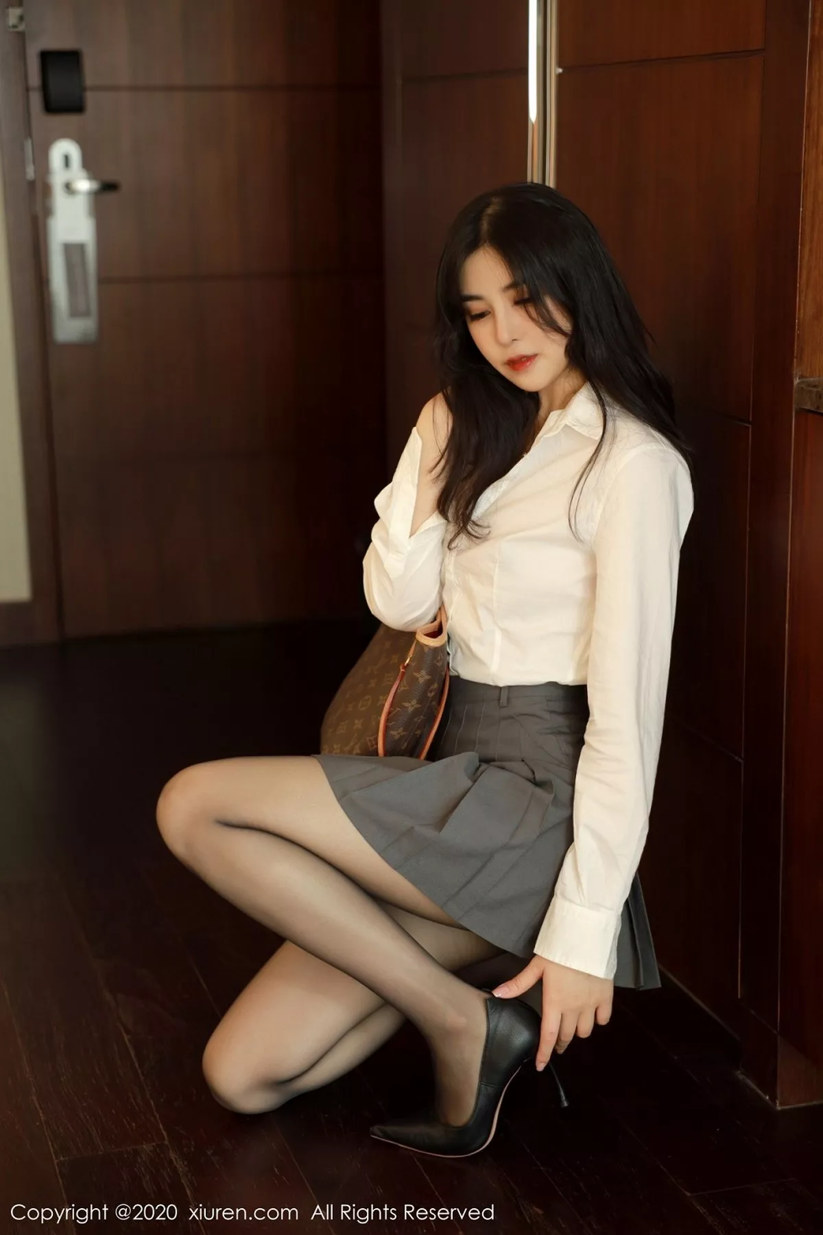秀人集.com_[XiuRen秀人网]No.2330_嫩模韩静安私房性感白衬衣配短裙黑丝裤袜秀完美身材性感写真40P