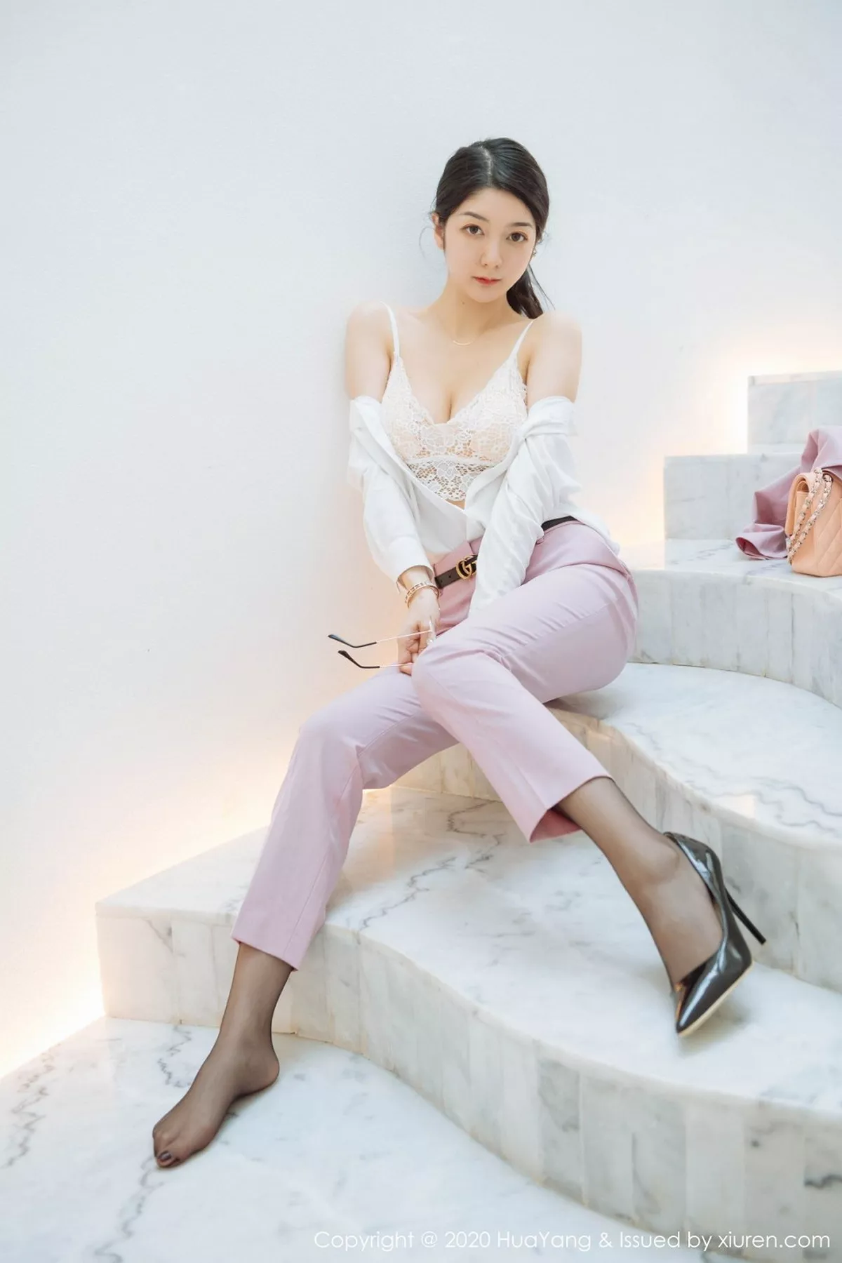 秀人集.com_[HuaYang花漾]Vol.255_女神Angela小热巴云南旅拍白色蕾丝内衣配开档黑丝诱惑写真60P