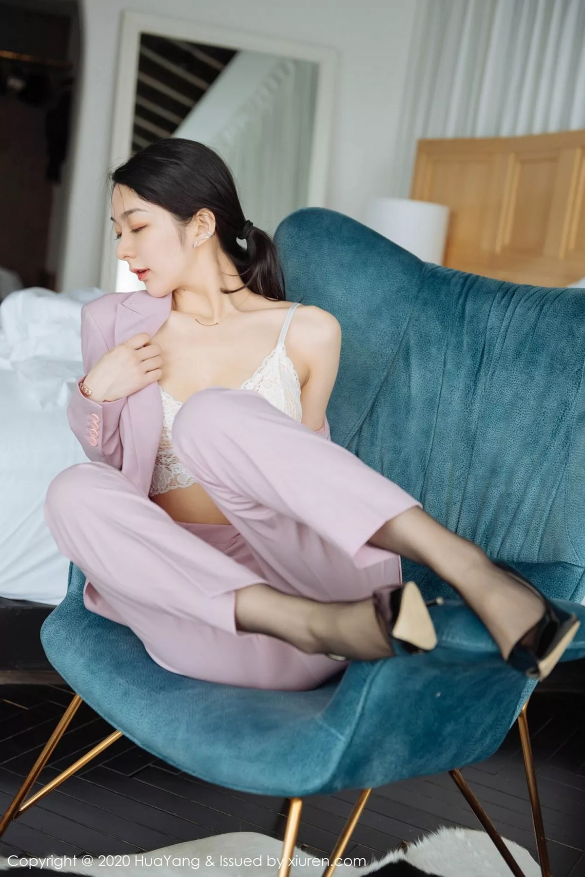 秀人集.com_[HuaYang花漾]Vol.255_女神Angela小热巴云南旅拍白色蕾丝内衣配开档黑丝诱惑写真60P