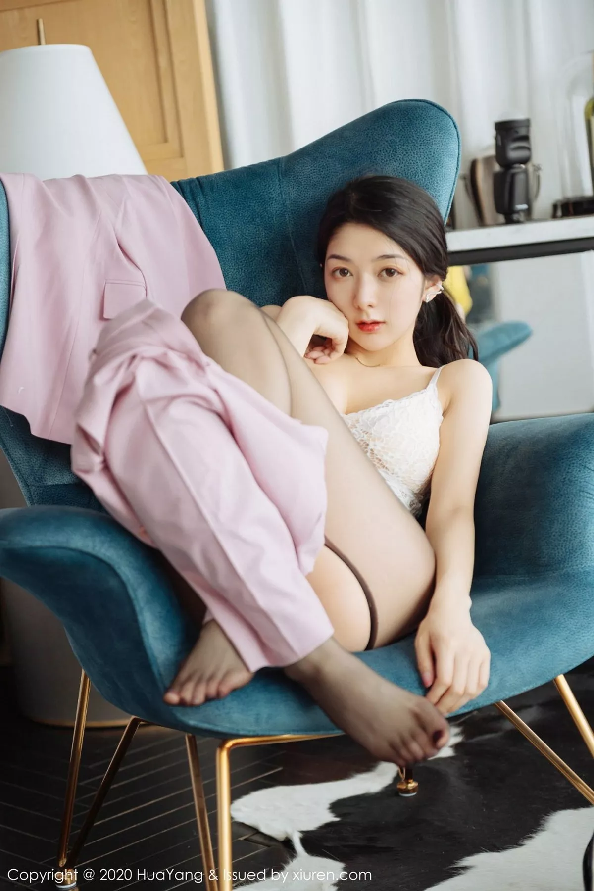 秀人集.com_[HuaYang花漾]Vol.255_女神Angela小热巴云南旅拍白色蕾丝内衣配开档黑丝诱惑写真60P