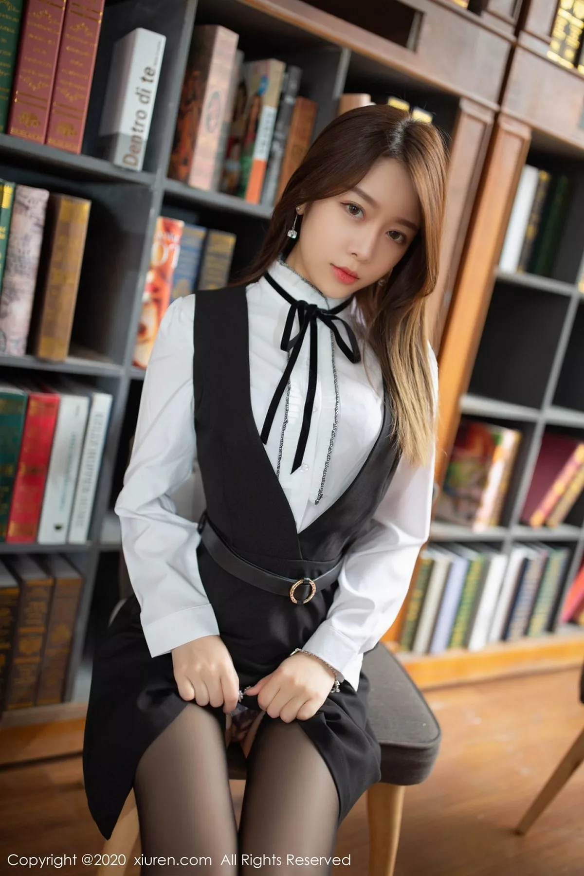 秀人集.com_[XiuRen秀人网]No.2338_嫩模夏诗雯Sally乌镇旅拍图书馆主题黑吊裙配黑丝裤袜诱惑写真68P