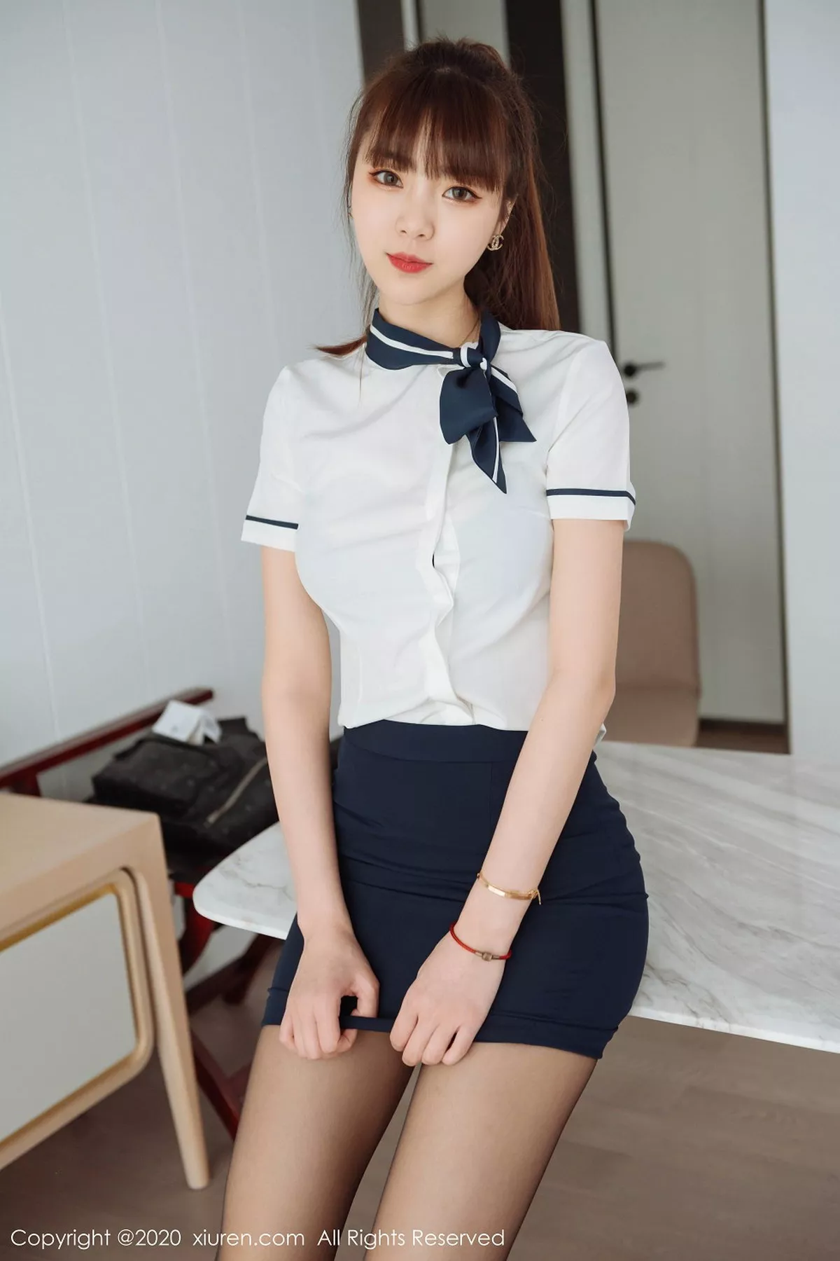 秀人集.com_[XiuRen秀人网]No.2261_嫩模可乐Vicky私房制服短裙下性感黑丝裤袜秀翘臀美腿诱惑写真55P