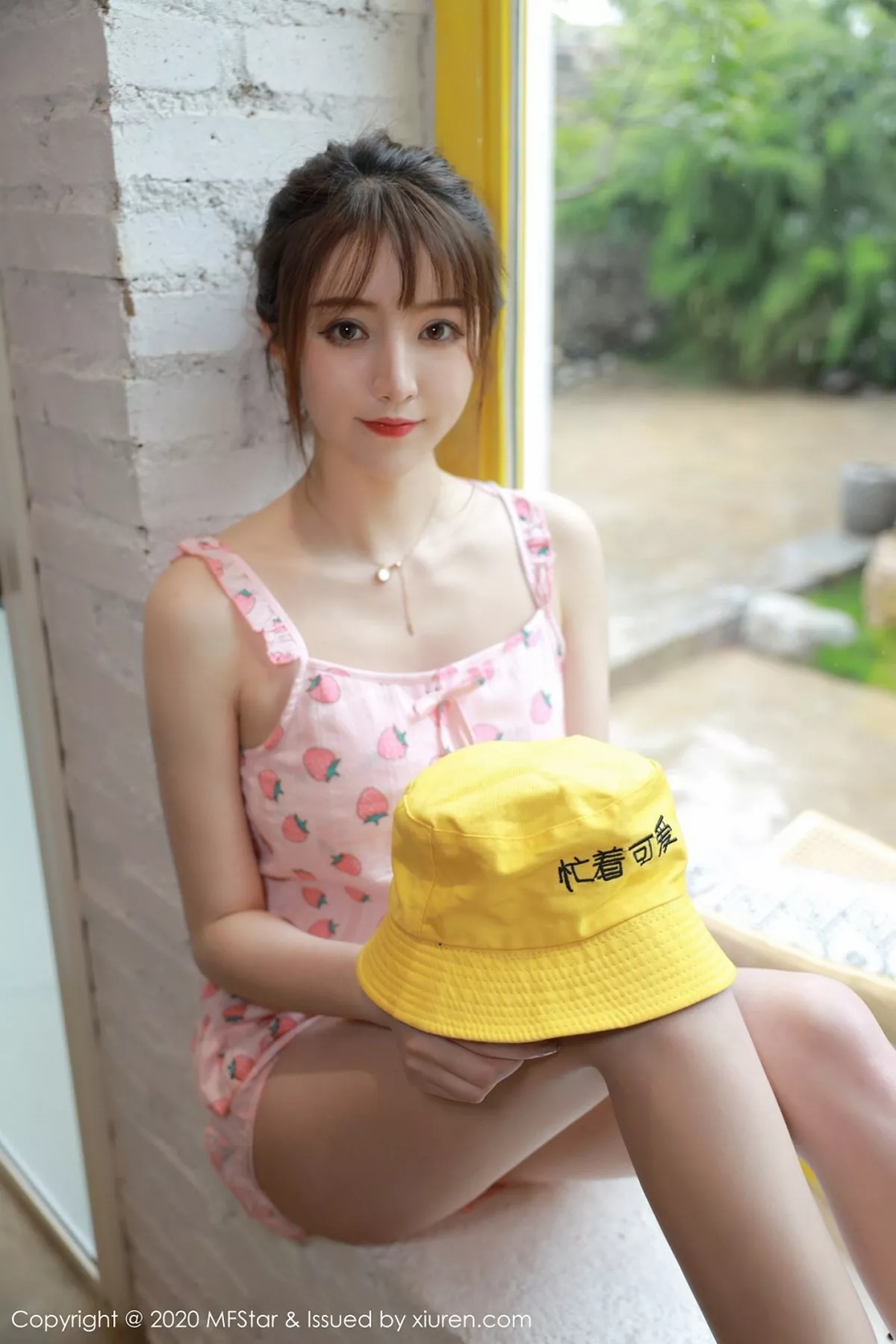 秀人集.com_[MFStar模范学院]Vol.349_嫩模yoo优优大理旅拍私房粉色草莓睡衣妩媚动人写真50P