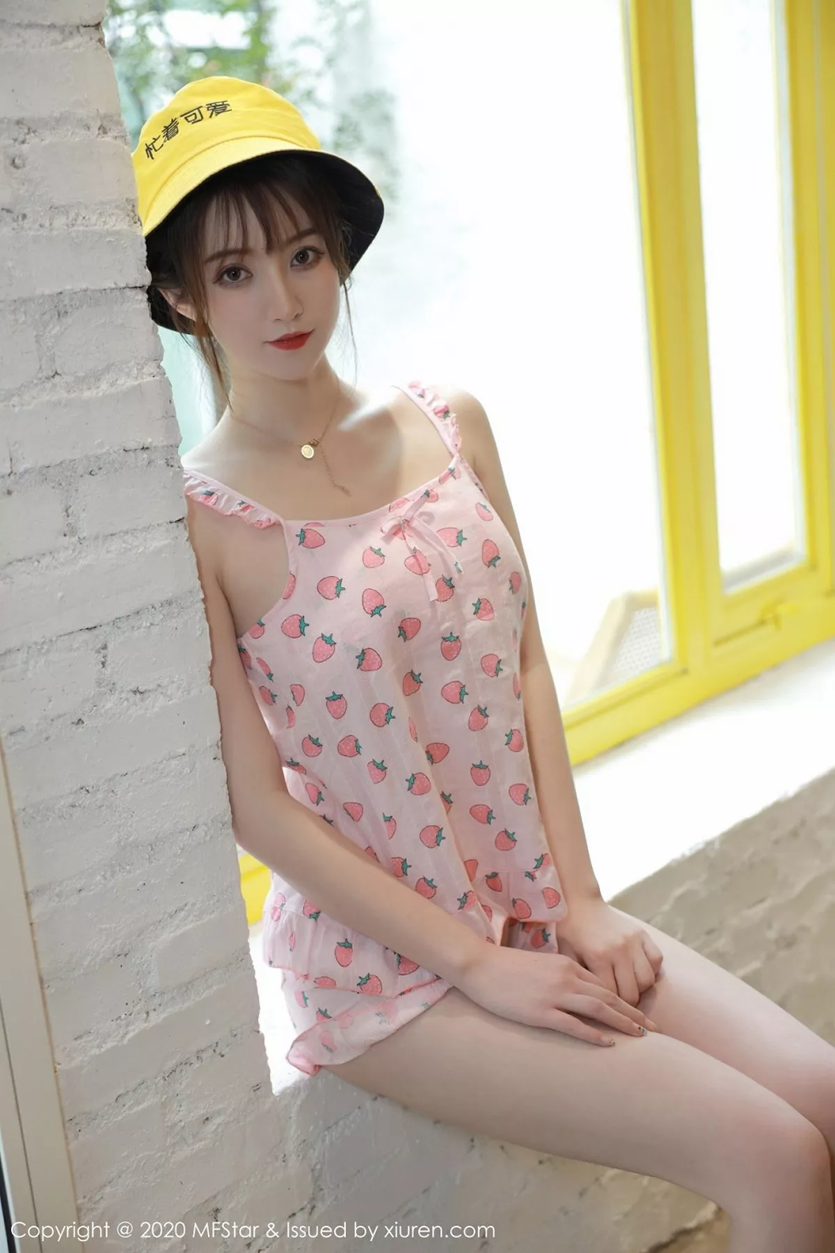 秀人集.com_[MFStar模范学院]Vol.349_嫩模yoo优优大理旅拍私房粉色草莓睡衣妩媚动人写真50P