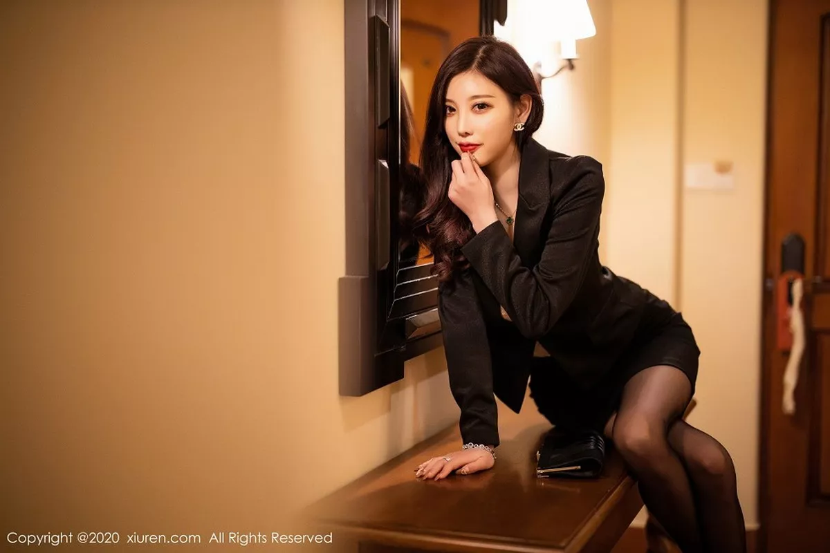 秀人集.com_[XiuRen秀人网]No.2347_女神杨晨晨sugar职场西装主题白色内衣配黑丝裤袜极致魅惑写真73P