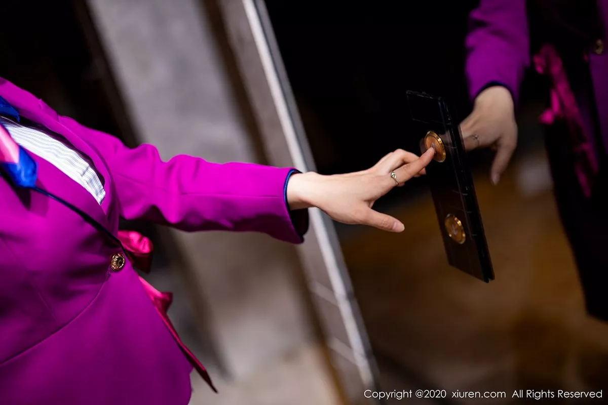 秀人集.com_[XiuRen秀人网]No.2266_嫩模Lovely璐璐空姐丝袜主题半脱秀魔鬼身材浑圆翘臀诱惑写真42P