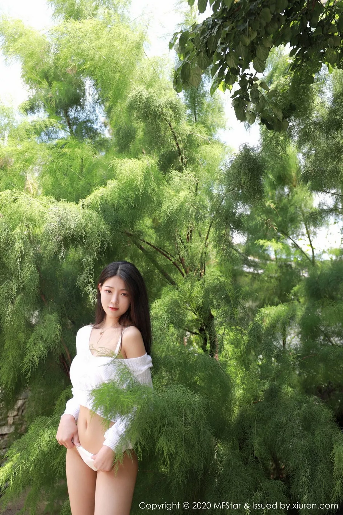 秀人集.com_[MFStar模范学院]Vol.334_嫩模Laura苏雨彤大理旅拍花丛中白色缕空服饰诱惑写真55P