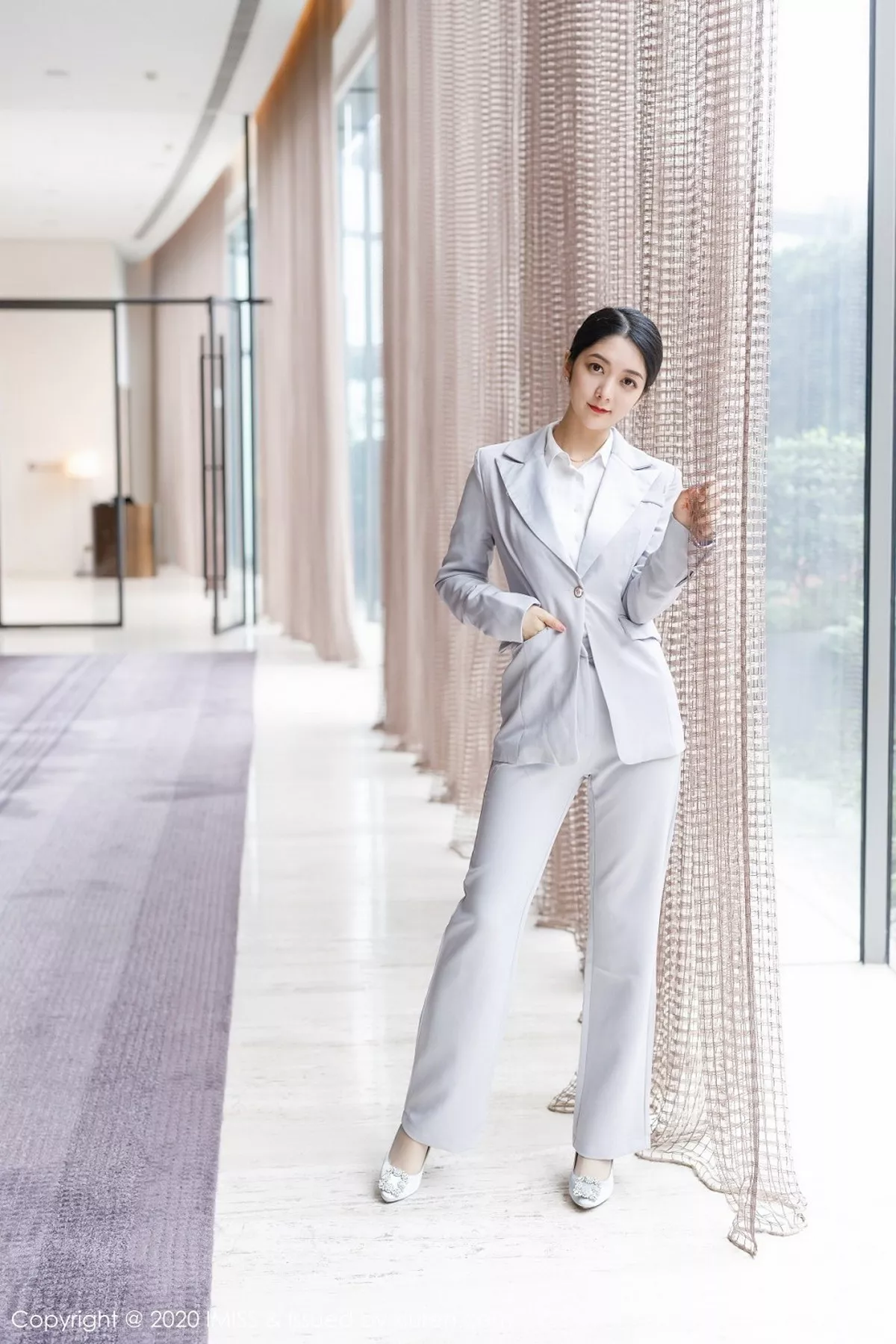 秀人集.com_[IMISS爱蜜社]Vol.483_女神@Angela小热巴飒爽干练西装半脱露性感内衣诱惑写真58P