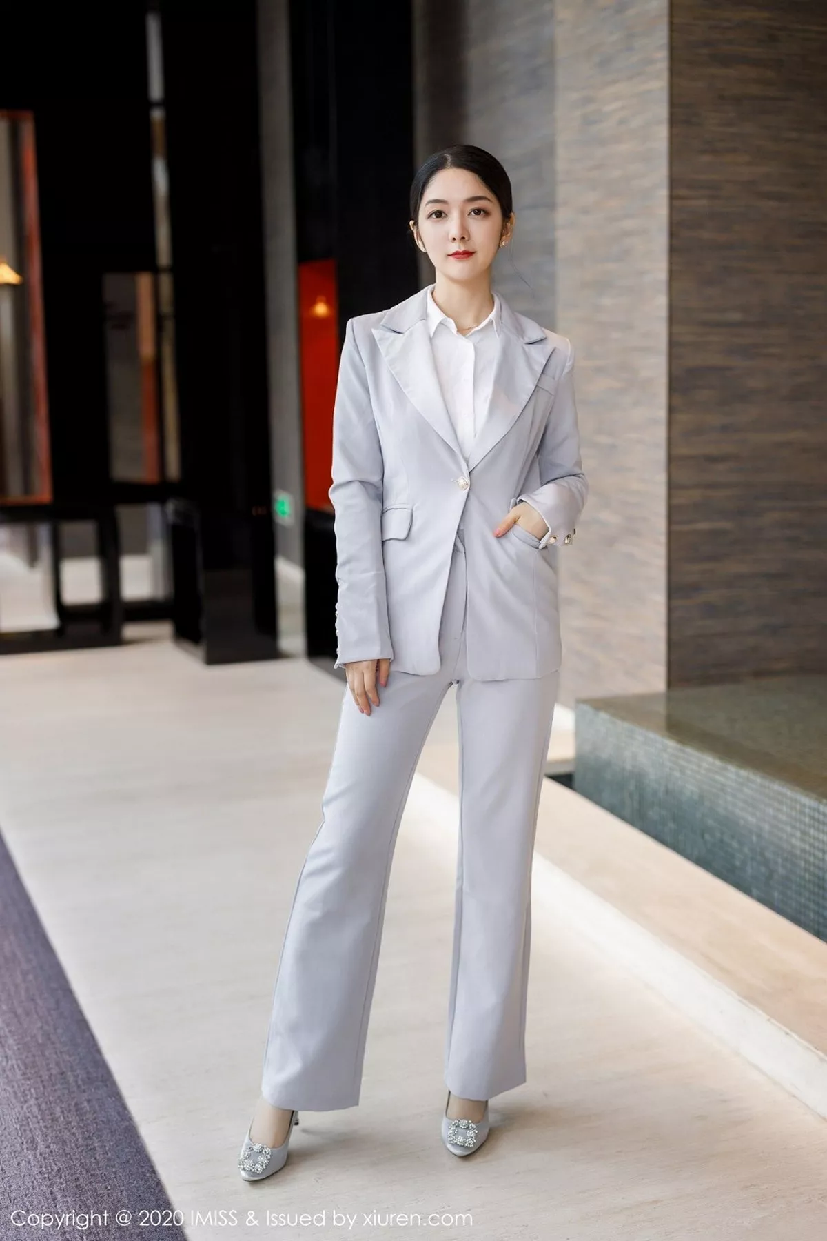 秀人集.com_[IMISS爱蜜社]Vol.483_女神@Angela小热巴飒爽干练西装半脱露性感内衣诱惑写真58P