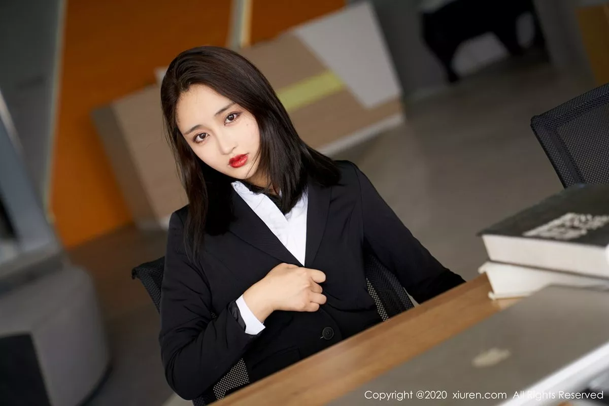 秀人集.com_[XiuRen秀人网]No.2392_嫩模林子欣Freya心愿旅拍白领制服脱白衬衣露蕾丝内衣性感写真53P