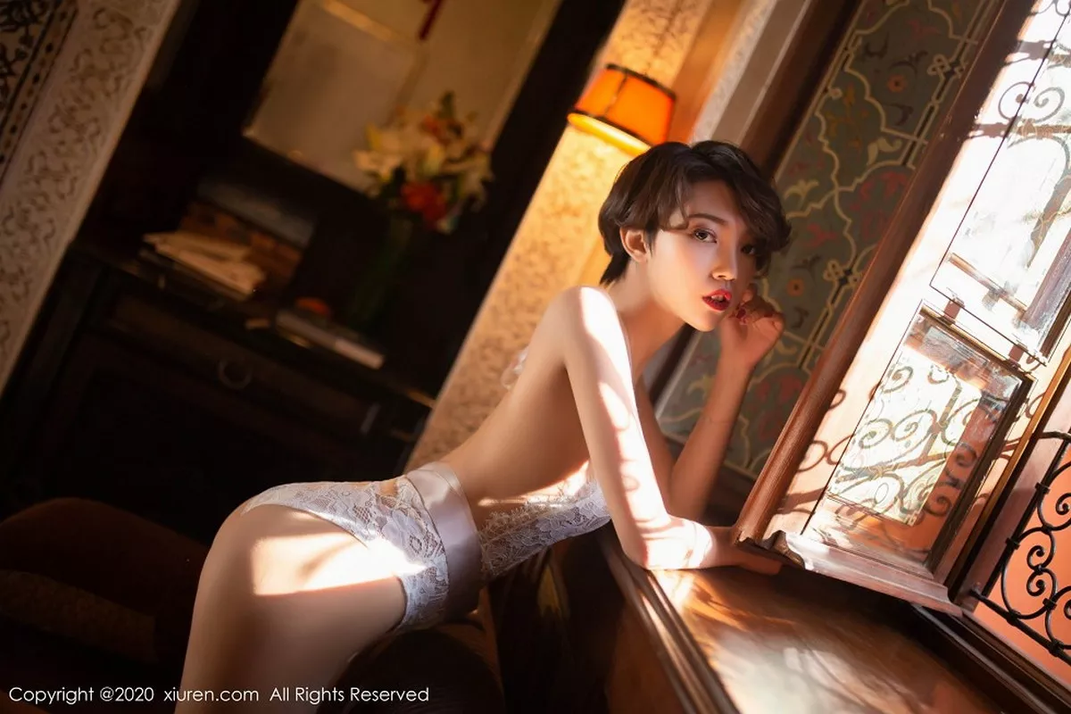 秀人集.com_[XiuRen秀人网]No.2405_嫩模冯木木LRIS户外白色睡衣+私房白色蕾丝内衣惹火诱惑写真82P