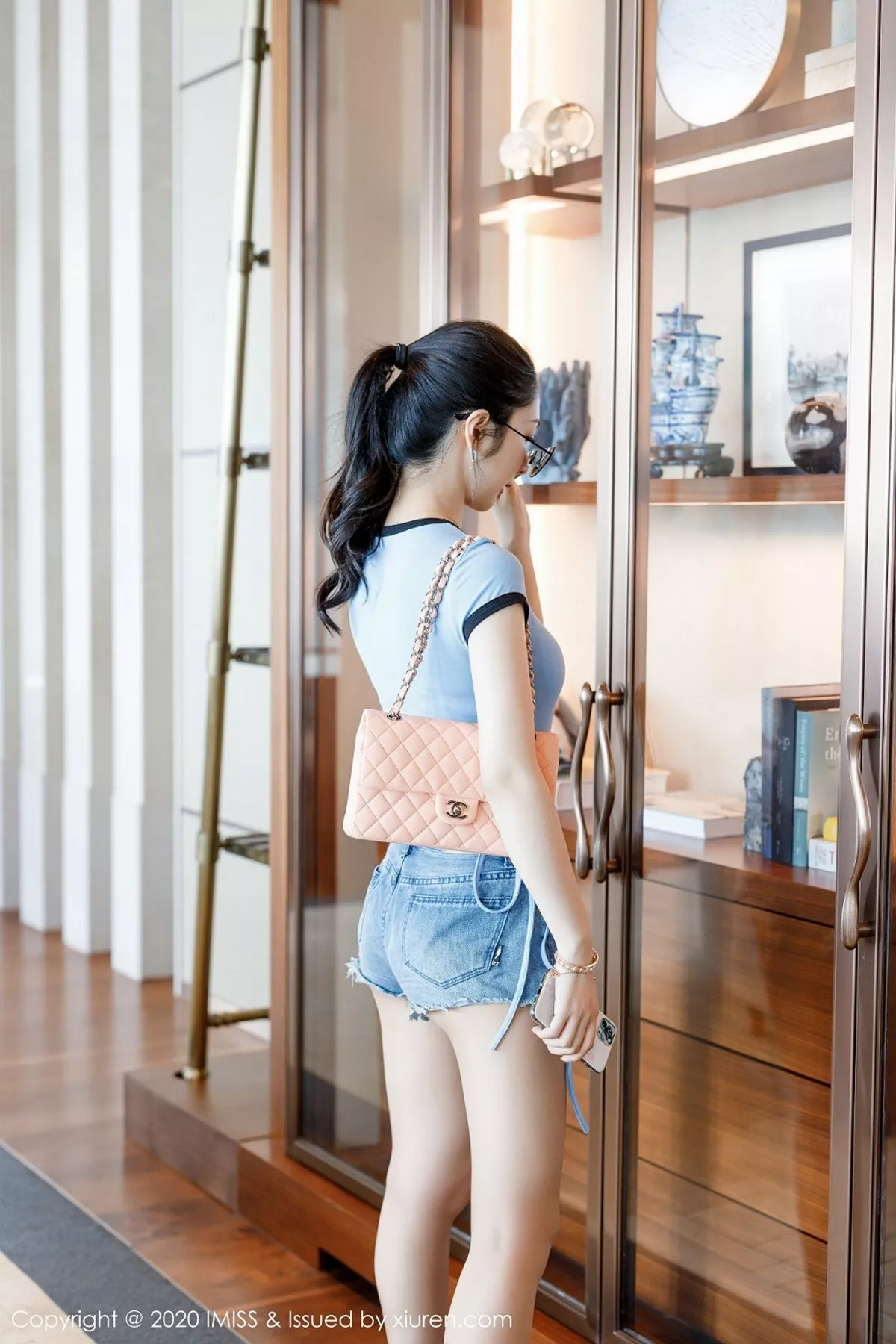 秀人集.com_[IMISS爱蜜社]Vol.489_嫩模Angela小热巴脱牛仔裤露高叉连体衣肉丝裤袜诱惑写真108P