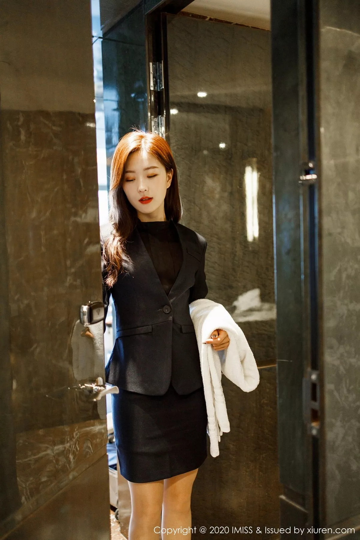 秀人集.com_[IMISS爱蜜社]Vol.491_嫩模杨紫嫣Cynthia酒店管家主题私房脱肉丝裤袜诱惑写真71P