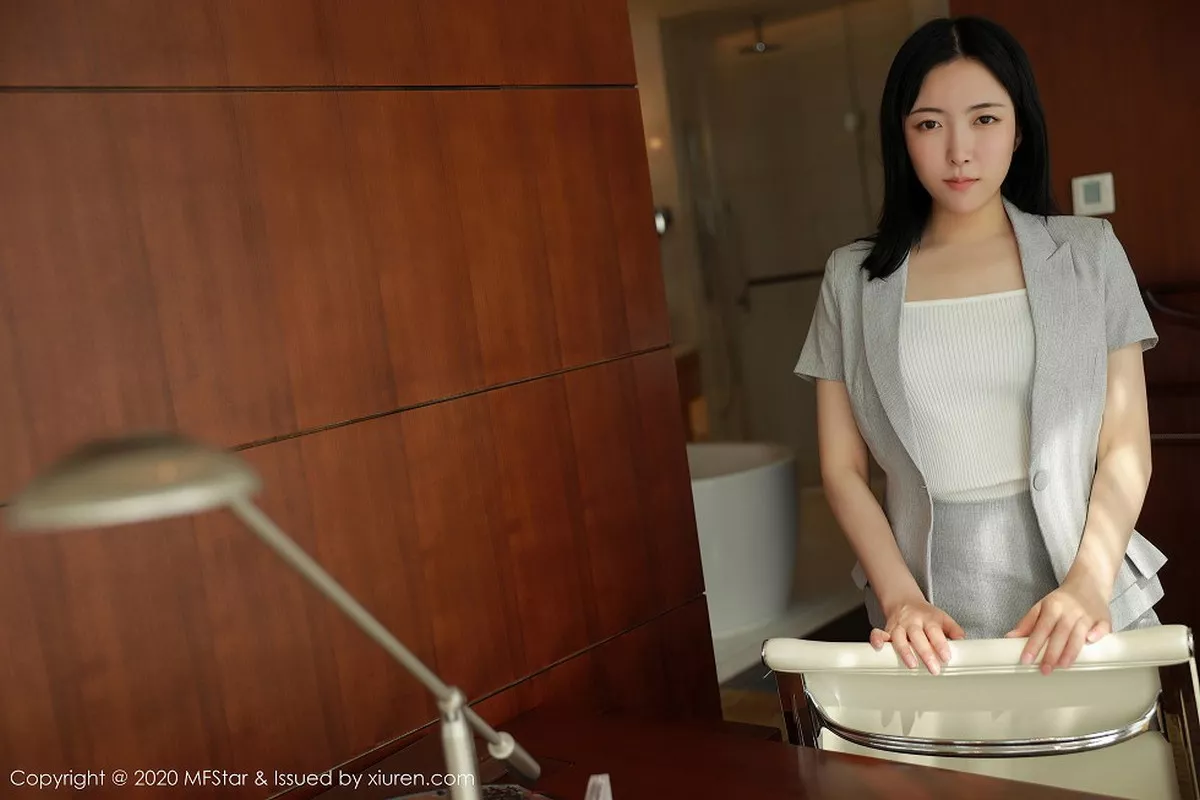 秀人集.com_[MFStar模范学院]Vol.366_嫩模林小艺职场职业OL主题性感黑丝裤袜秀美腿诱惑写真55P