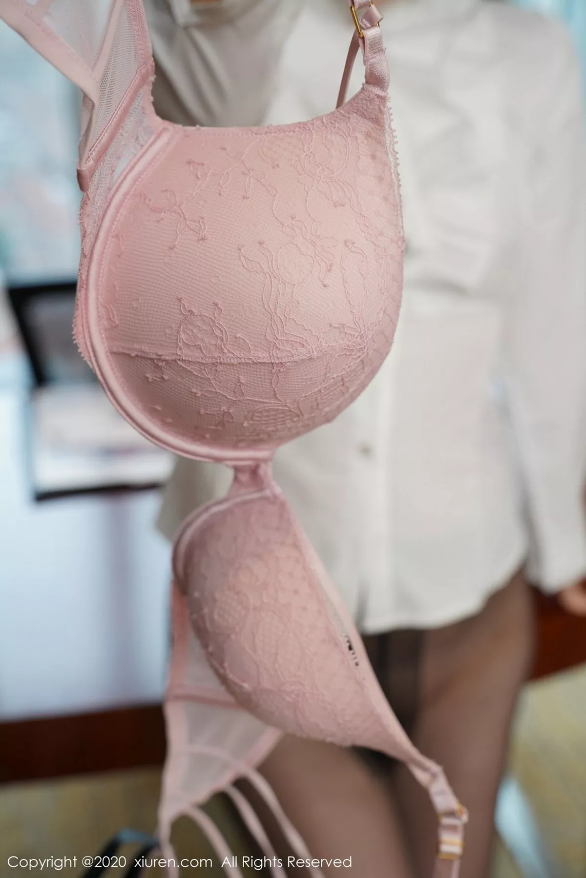 秀人集.com_[XiuRen秀人网]No.2437_嫩模诗诗kiki脱性感白衬衣露粉色内衣黑丝裤袜撩人诱惑写真45P