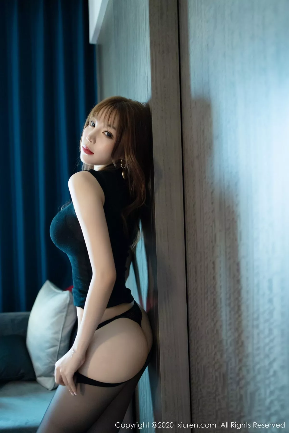 秀人集.com_[XiuRen秀人网]No.2445_女神芝芝Booty时尚街拍性感内衣配黑丝裤袜秀火辣身材诱惑写真64P